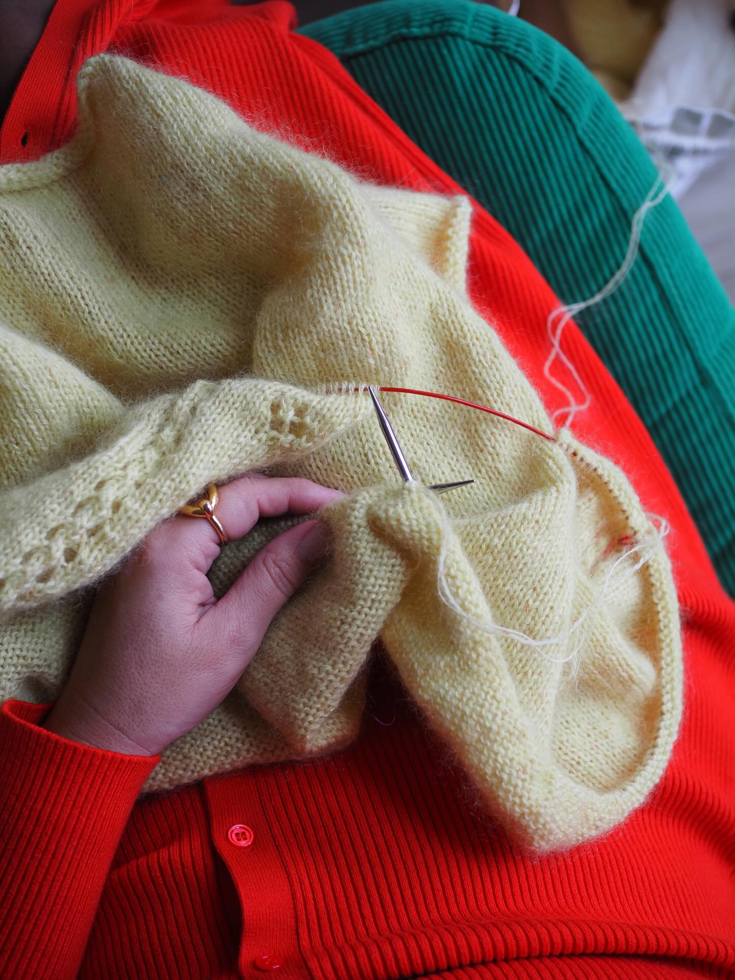 En ce moment j’alterne mon temps de travail entre préparation du festival @entredeuxlaines_
Et tricoter ce nouveau modèle.
Demain à la même heure, je serais en train d’installer mon stand au festival. 🧳
Qui vient ce week-end ?
Fils . @majogarn
___________________________________
#atelieremiliedesigns
Tricot Knit knitting