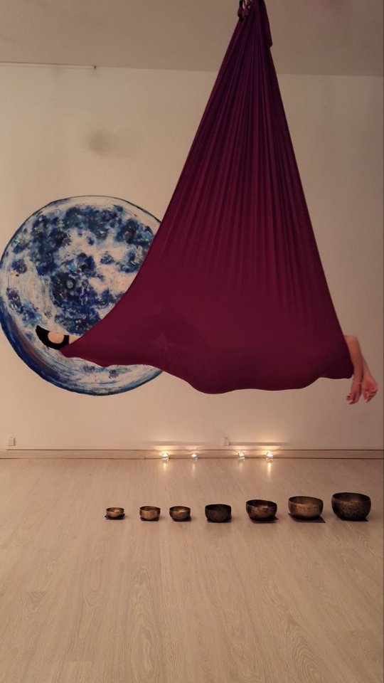 ✨ Meditación sonora en hamaca ✨ Flota entre el cielo y la tierra mientras los cuencos tibetanos armonizan cuerpo, mente y energía 🕉️💫
Una experiencia única para soltar, respirar y sentir.
El sonido te envuelve, la hamaca te sostiene… y poco a poco, todo se aquieta.
Beneficios que sentirás:
✨️ Relajación profunda
✨️ Claridad mental
✨️ Descanso reparador
✨️ Equilibrio energético
📅 20 de marzo a las 20:00
📍 Let’s Fly Monumental
🕒 Duración: 1.5 h
💳 Precio: 25 €
Plazas limitadas — reserva tu hamaca ahora y vive una experiencia que tu cuerpo y tu alma recordarán 💫
👉 Escríbenos para apuntarte ⬇️⬇️⬇️ Entre el silencio y la vibración, te encontrarás contigo mism@ ✨🕉🧘♀️
.
.
#meditaciónbarcelona #cuencostibetanosbarcelona #meditaciónsonoraconcuencos
#aerialmeditation #yogaaereobarcelona mentesanabarcelona barcelonameditación