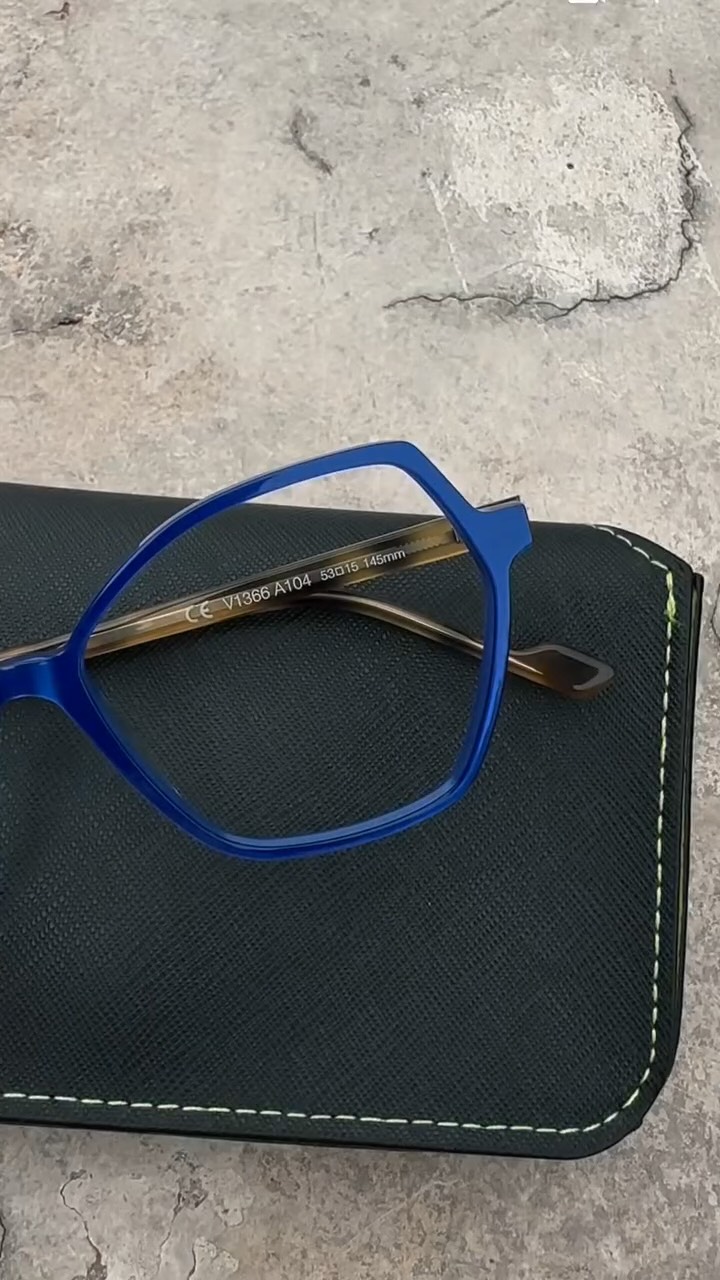 Quando o olhar encontra o luxo,
o estilo acontece naturalmente.
#OlharDeLuxo #EyewearLuxury #ÓculosExclusivos #ModaPremium #EstiloComClasse