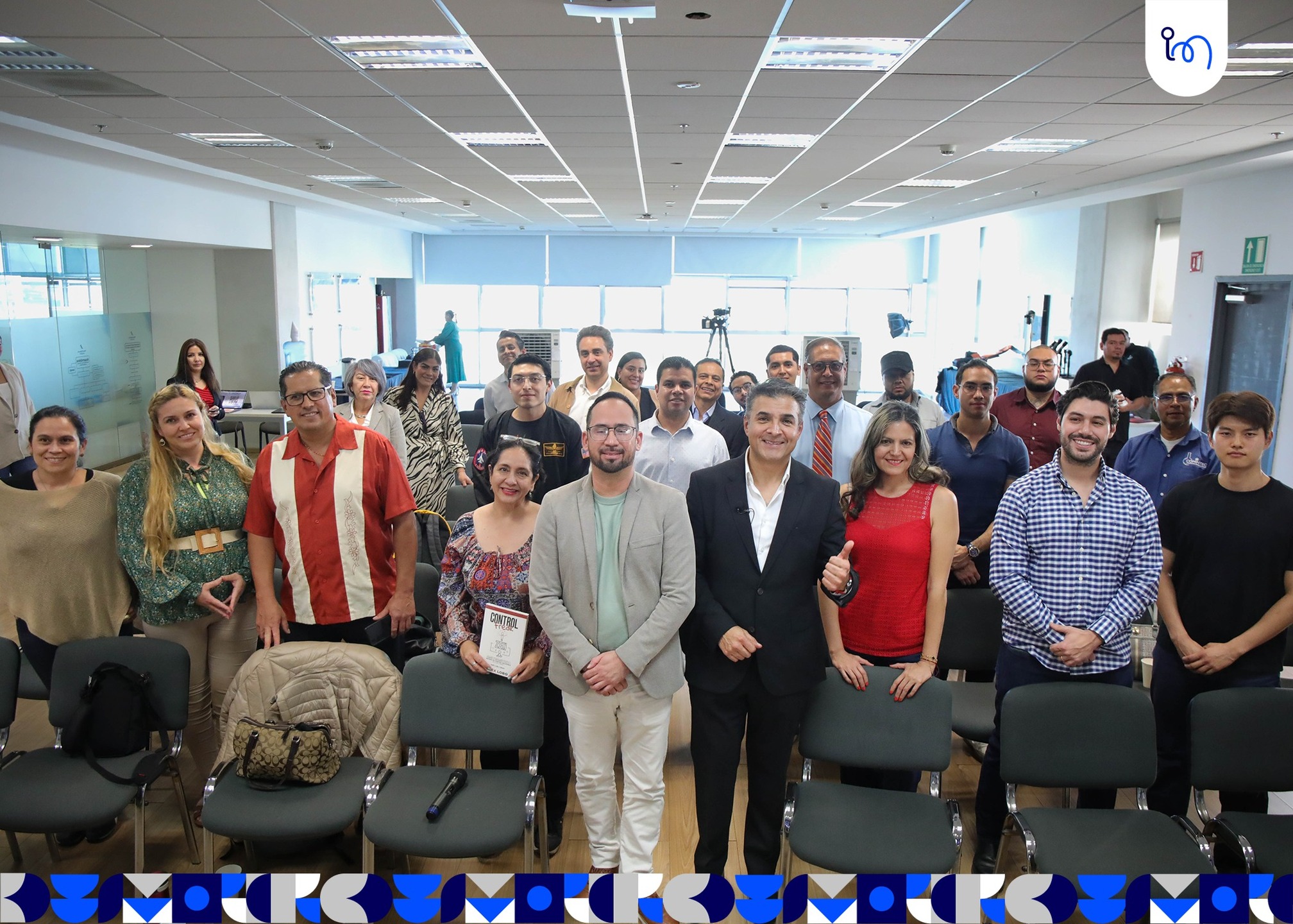 ¡Impulsamos la preparación del sector hotelero y restaurantero rumbo al Mundial 2026!
A través de la MasterClass “Guadalajara 2026: Cómo convertir el Mundial en $500K extras para tu negocio”, impartida por el experto Alex Lobo, se dialogó sobre los elementos clave que las empresas del sector deben considerar, para fortalecer su competitividad ante la llegada de este evento internacional.
Durante la sesión se destacó la importancia del inglés aplicado al servicio al cliente para romper barreras de comunicación, la necesidad de adaptar las marcas a la tendencia mundialista, y la generación de nuevas estrategias para atraer y fidelizar visitantes.
Si buscas implementar estas estrategias en tu empresa, forma parte del Programa Mundial 2026, dirigido al sector hotelero y restaurantero, y fortalece tus oportunidades de negocio ante este gran evento.
Haz tu registro aquí: https://www.power2people.mx/offermund
Conoce más sobre nuestras actividades en el Instituto MIND México en:
www.institutomindmexico.com