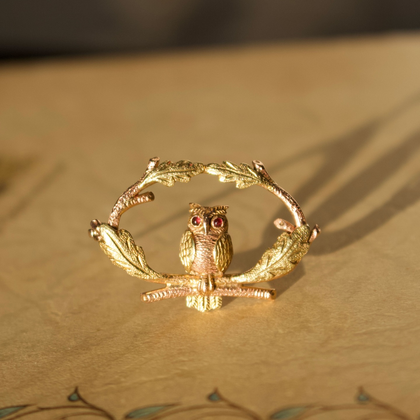 A few of the latest arrivals that are currently in our to do list. From novelty items to a super stylish French Art Deco cocktail ring there is a real mixture of styles and eras. Coming soon to the website and our Shrewsbury townhouse
#newarrivals #antiquejewelryaddiction #artdecojewelry #broochaddict #engagementring