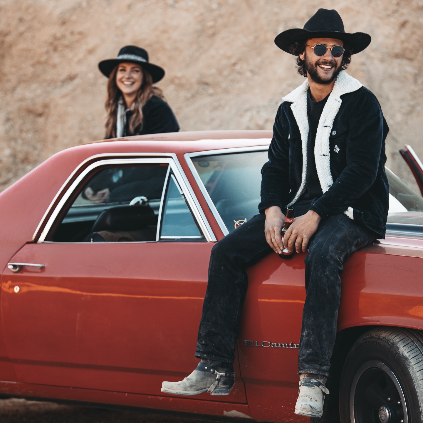 BACK IN STOCK SOON 🚨
Alors celles ci, on peut dire que vous les attendez avec impatience !
Nos vestes de ranch seront de retour en stock en couleur camel ET noir ( Noël avant l’heure ) dans quelques jours 🫶
Vous nous aviez dévalisé les références hommes et femmes, et elles risquent de repartir aussi vite.
Pour les plus impatient(e)s elles seront sur notre stand au @salondu2roueslyon avant d’atterrir sur le site 👀
Dites nous d’ailleurs qui viendra nous rendre visite ?
📷 @eyes_of_wild_photography
#lifestyle #westernlifestyle