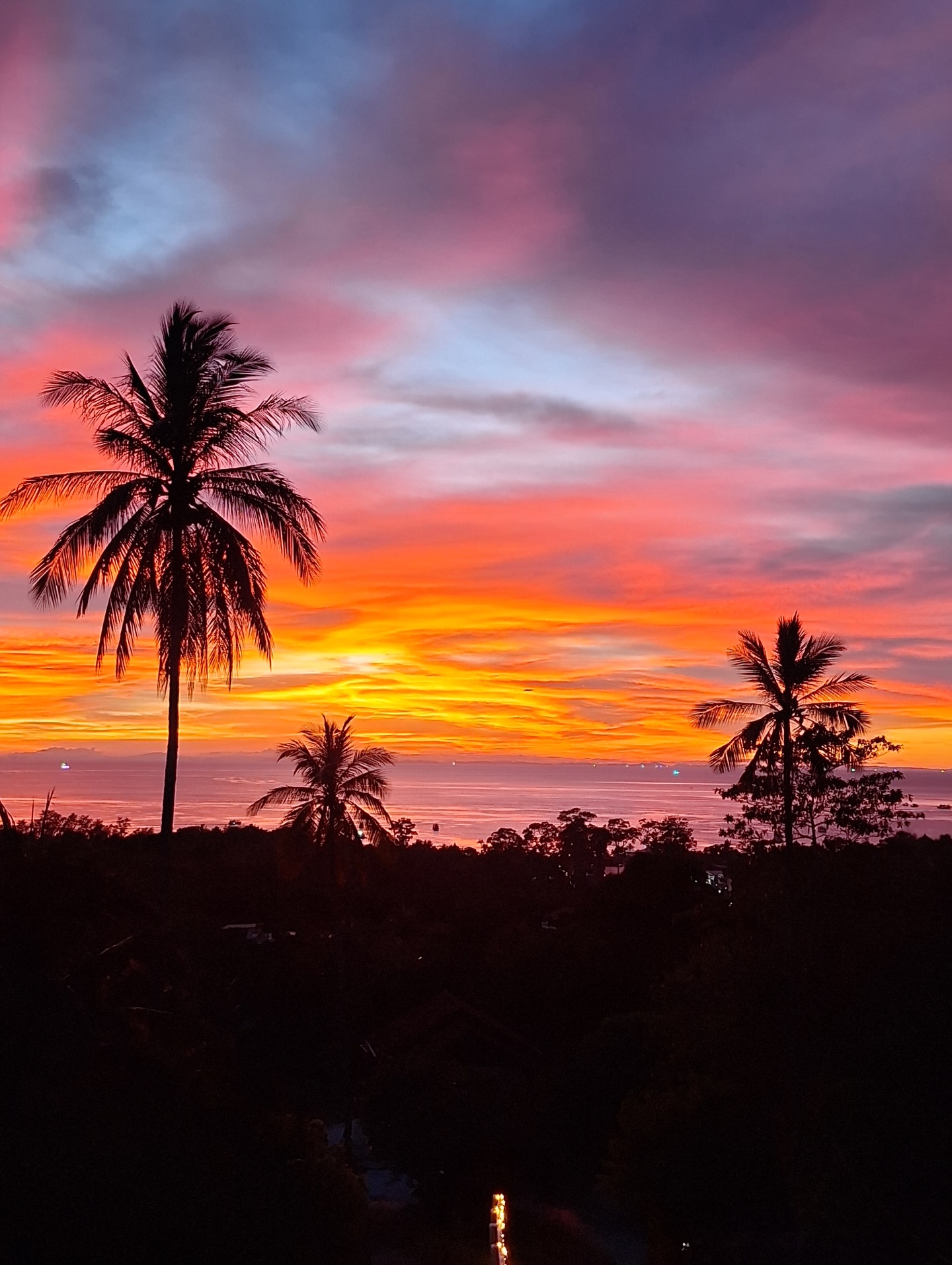 Sea, mountains, and a Koh Tao sunset - nature really shows off here! 🏞️🇹🇭😍
#LuxuryVilla#KohTao#Honeymoondestinations
#LuxuryResort#sunset