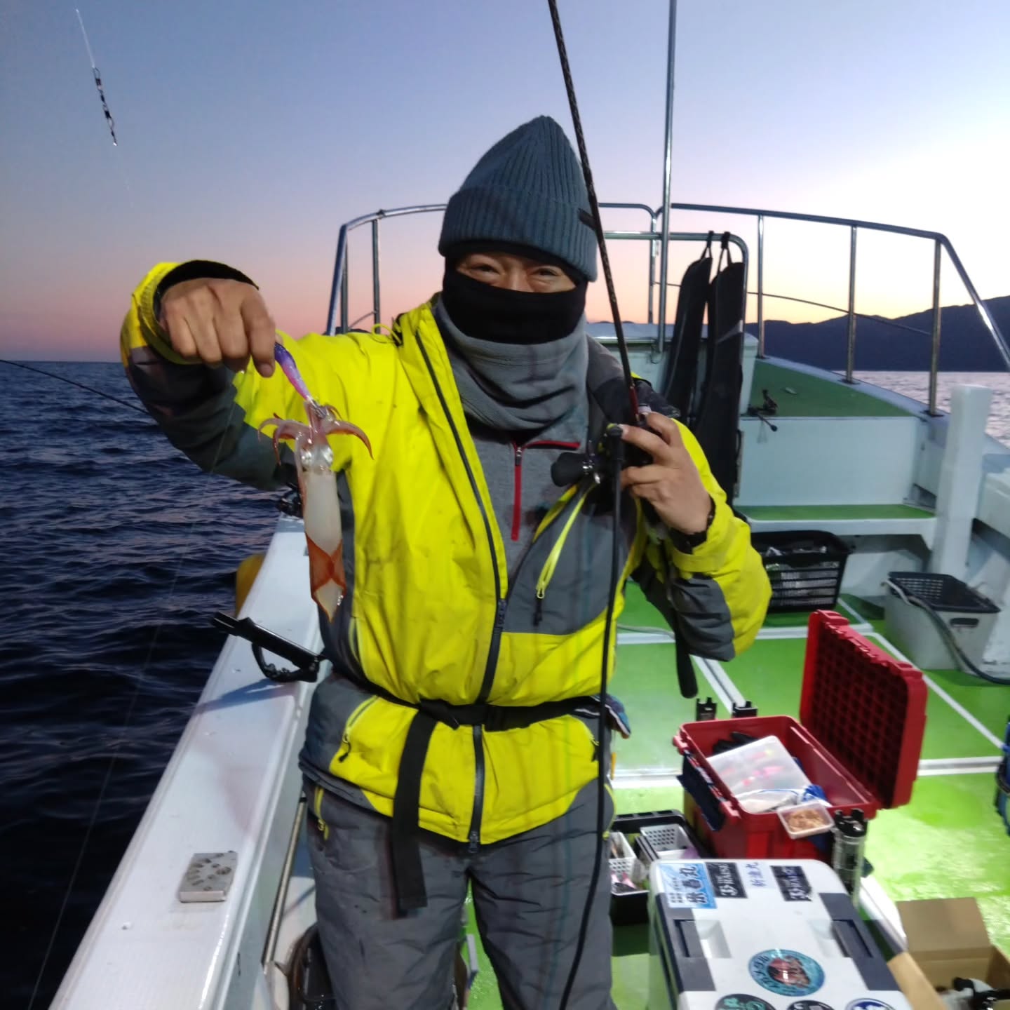 2月19日イカメタル🦑
2名様で出船🚢
スタート30分でスルメHIT‼️
しかしそこからは渋い時間が続き…
中盤からポツポツとスルメが当たり出し
後半はラッシュで一気に数を稼いでもらいました🔥
釣果
🦑スルメ47杯・赤イカ2杯
🦑スルメ37杯・赤イカ2杯
イカチャレンジ現在トップは
18日の57杯‼️
今はスルメが好調です🔥
チャレンジお待ちしてます💪
🎁優勝賞品
フィッシングユー商品券10000円
イシグロ商品券10000円
合計20000円分プレゼント‼️
挑戦者募集中です🦑
#イカメタル
#三重イカメタル
#尾鷲沖
#スルメイカ
#赤イカ
イカ釣り
三重釣り
遊漁船
イカチャレンジ
フィッシングユー
イシグロ
夜釣り
釣果情報
釣り好きな人と繋がりたい