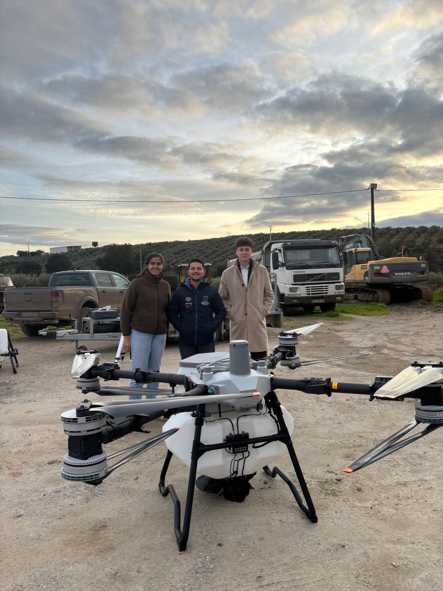 Doble entrega de Dron Dji Agras T100 para nuestros amigos Matilde y Manuel.
Esperemos que os sea de gran utilidad para vuestros cereales y olivares.
Nos ver como la gente joven continúa innovando en el campo.
Agrodroneshn: 615495727