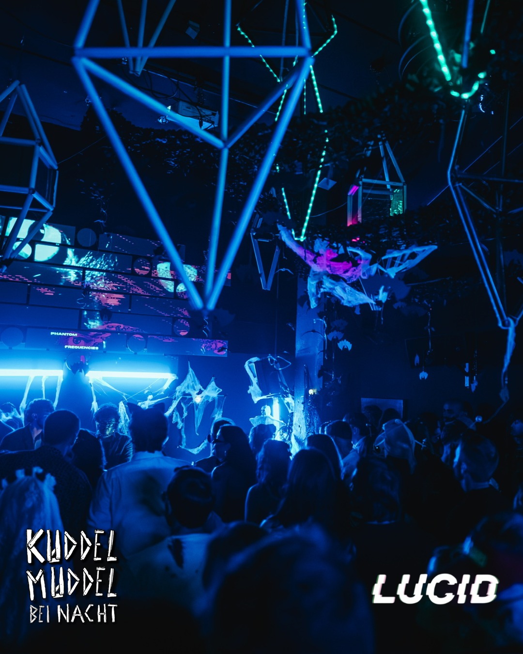 Lucid bereitet euch das Tanzhaus vor, damit wir alle ein bisschen klarer tanzen können.
@_kakuzi_
Als Teil der Frankfurter Techno-Szene und Mitbegründer des Lucid Kollektivs nimmt KAKUZI sein Publikum mit eigenen Produktionen aus Melodic Trance/ Bounce und einer Prise Psy auf eine klangvolle Reise durch Tribal-, ethnische und psychedelische Welten. Seit über zwei Jahren erzählt er mit seiner Musik Geschichten, die auf den Floors der Stadt ihre Spuren hinterlassen haben und zum Eintauchen in mitreißende Klanglandschaften einladen.
@otis_xo_ -
Otis XO ist bekannt für seine hypnotischen Eigenproduktionen, die Trance, Techno und Acid nahtlos miteinander verschmelzen lassen. Als vielseitiger Produzent bewegt er sich parallel in der Rock-Szene und bringt regelmäßig Live-Elemente in seine energiegeladenen Techno-Sets ein.
@unruh.wav -
Unruh ist das jüngste Mitglied des Kollektivs, hat aber bereits auf nahezu jeder Bühne und in jedem Club Frankfurts seine Spuren hinterlassen. Mit seinem kompromisslosen Hard-Techno und gelegentlichen Hard-House-Exkursionen hat er sich früh eine beeindruckende Bühnenerfahrung erarbeitet.
An diesem Abend vereinen die beiden ihre musikalischen Visionen zu einem explosiven Back-to-Back-Set. Erwartet eine energetische Fusion aus Bounce und Hard-House, durchzogen von säurehaltigen Acid-Techno-Elementen, die die Tanzfläche zum Kochen bringen wird.
@baris_kasymow_ B2B @hansi_legt_auf
Baris und Hansi, stellvertretend für die Hardgroove-Abteilung von Kollektiv Schieflage.
Zwischen melodischen Höhenflügen und hypnotischem Druck drehen sie die Schrauben langsam, aber sicher fester. Was sanft anrollt, wird schnell zum stampfenden Sog: Basslinien, die greifen, Grooves, die bleiben.
Wenn die beiden übernehmen, wird’s nicht nur hart – es wird hard gegrooved.
@round.165 -
Round165 ist ein Frankfurter HardBounce-Label mit seinem klaren Sweetspot bei 165 BPM.
Bei uns veröffentlichen sowohl lokale Produzenten als auch bekannte Namen aus ganz Europa ihre Musik – so entsteht ein spannender Mix aus regionalem Underground und überregionalem Sound.
Kuddelmuddel bei Nacht // 20.02. ab 23 Uhr// Tanzhaus West
Tickets in der Bio