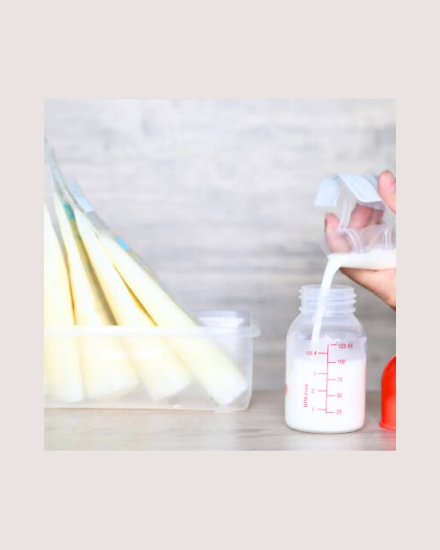 Dag iedereen,
een vraag die ons regelmatig wordt gesteld is, hoelang je je moedermelk mag bewaren. Ook deze week nog kregen we deze vraag 😅
Vandaar deze post. Bekijk de caroussel. Zo weten jullie het ineens allemaal 🤓
Wist je trouwens ook dat je melk in de koelkast na enkele dagen de geur van braaksel 🤮 kan krijgen en toch nog perfect is om te geven?
Dat komt omdat er in jouw rauwe moedermelk enzymen zitten die de melk mee helpen verteren voor je baby. En dat proces wordt in de ijskast niet gestopt, enkel vertraagd. Geen paniek dus als de melk een (maag-)zuurachtige geur krijgt 😅
Gooi je melk wel zeker weg als ze ruikt naar bedorven eieren, vlees, vis, groenten of fruit 🤢
Vond je deze post interessant? Sla hem dan op voor later of deel hem met een jonge mama die ook hierover vragen heeft ▶️
Wil je ook meer info en tips om goed van start te gaan met kolven, plan dan rond 4 à 5 weken een moment in met je vroedvrouw. Zij zet je met alle plezier op weg. Zij zal al jouw vragen beantwoorden over welke kolf, welke flesjes, wanneer starten, wanneer in de dag kolven, hoeveel keer per dag kolven, hoeveel moedermelk geven in een flesje, hoe je moedermelk bewaren, hoe je materiaal onderhouden, etc
#moedermelkbewaren
#bedorvenmoedermelk
#startenmetkolven