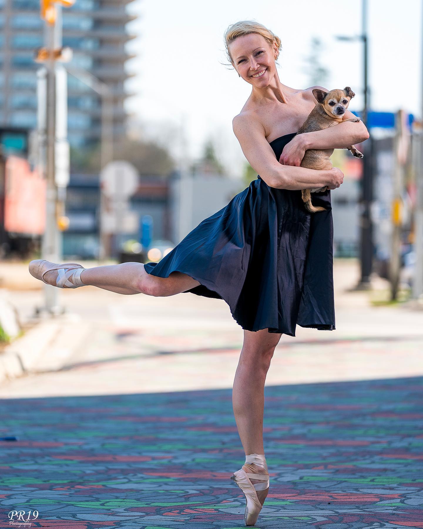 HAPPY SATURDAY: Today is another great day, to do something that makes us smile! I caught myself thinking; “Ahhhhh Life is just so good” and why walk when I can dance…on my toes, in the streets AND with a cute dog in my arms! That is a perfect day for me!
🐶
Thank you amazing @pr19_photos for sharing this memorable day with me, Cooper and William!
#ballet #chihuahua #teacupchihuahua #pointe #dance #street #streetballet #happiness #saturday #todayisagoodday #happyheart #dancersandballet #dancersanddogs #friends #dowhatmakesyouhappy #downtown #moment #friends #photography #art #dreamshoot
