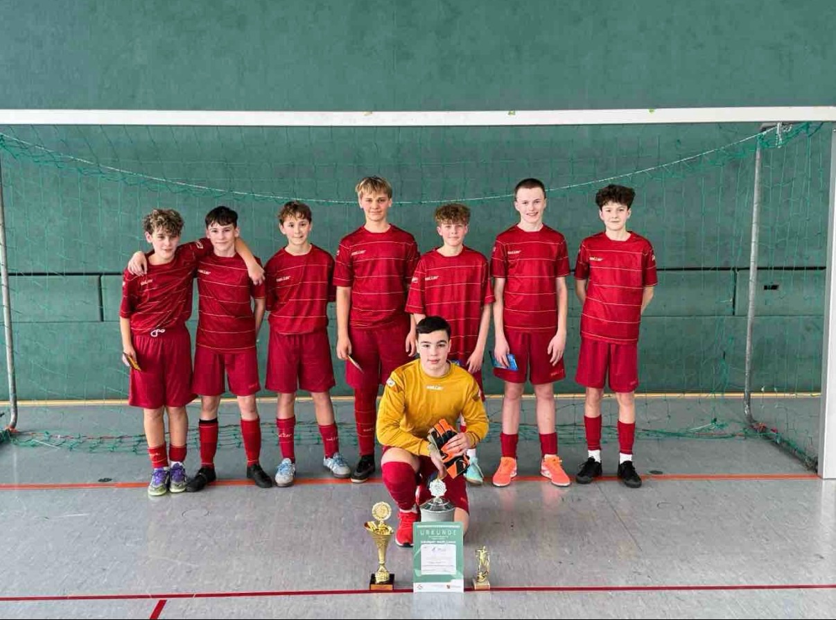 ⚽🏆 Anti-Drogen-Cup 2026 🏆⚽
Am 05.02. waren wir beim Anti-Drogen-Cup in Werdau-Langenhessen am Start – Hallenfußball, 7 Mannschaften, volle Energie und jede Menge Teamgeist! 💪🔥
Wir haben insgesamt 5 Spiele gespielt:
➡️ 3 Spiele in der Vorrunde,
➡️ Halbfinale,
➡️ Finale.
Vorrunde:
✅ 9:0 Sieg
✅ 4:1 Sieg
❌ 2:1 Niederlage – zum Glück!
Diese Niederlage hat uns nochmal richtig wachgerüttelt und perfekt auf die K.-o.-Runde vorbereitet.
Halbfinale:
🔥 5:1 gegen das Gymnasium Wilkau-Haßlau
Finale:
🏆 5:0 gegen das A.-v.-Humboldt-Gymnasium Werdau
➡️ Turniersieg! 🥇🙌
Als Belohnung gab es einen großen Wanderpokal, der seit 1999 vergeben wird, sowie einen etwas kleineren Pokal.
🏆✨ Zum ersten Mal in dieser Altersklasse dürfen wir nun den Namen unseres Gymnasiums auf dem Wanderpokal eingravieren lassen – ein ganz besonderer Moment!
🏅 Bester Torschützer:
Ein extra Pokal ging an Gerit, Popp – starke Leistung! ⚽🔥
👏 Besonderer Dank gilt unserem Betreuer und Fußballtrainer Max Schmeling, der die Mannschaft zusammengestellt und gezielt auf das Turnier vorbereitet hat.
Teamgeist, Fairplay und ein verdienter Sieg! ⚽