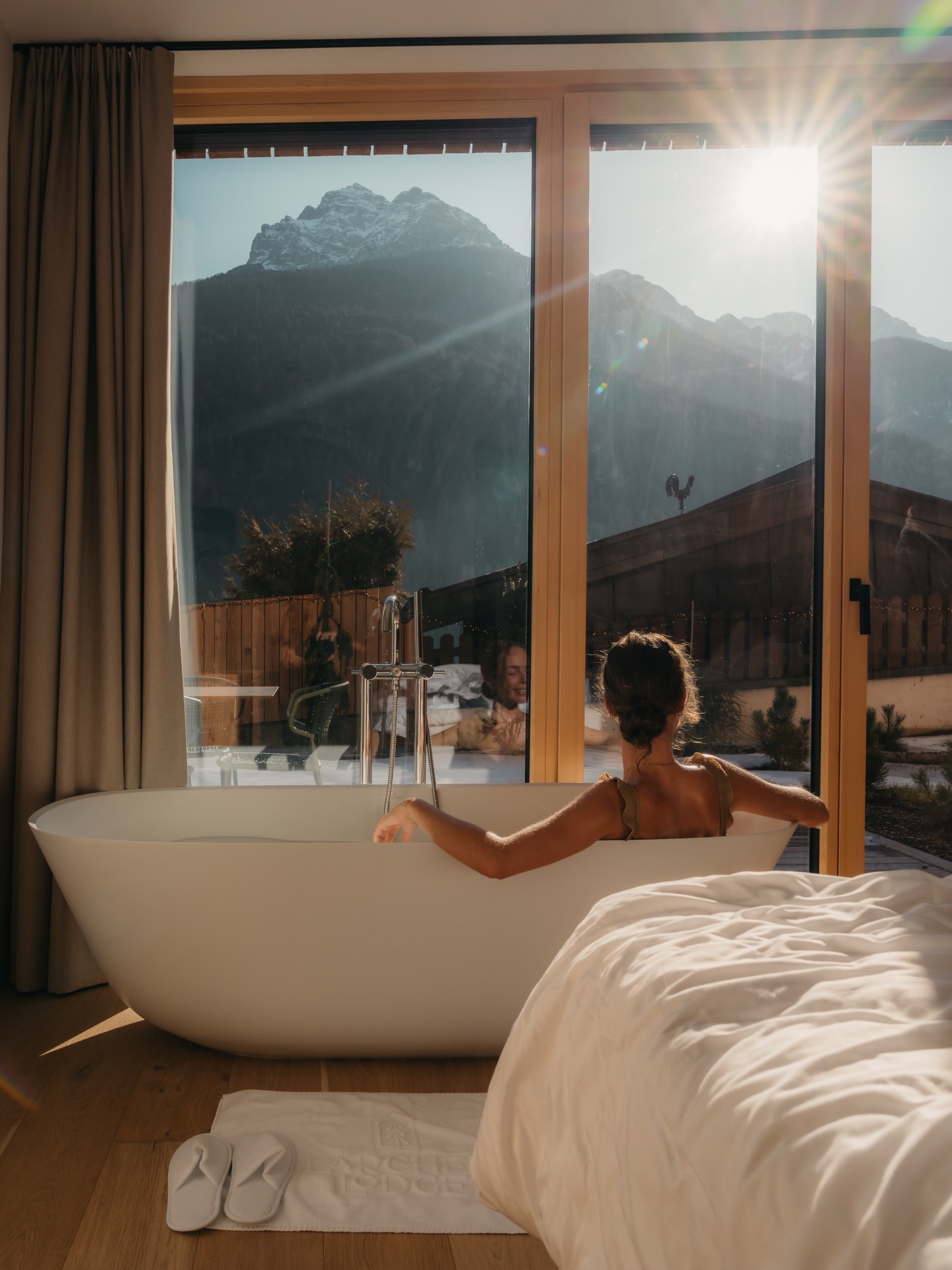Relaxation at Lärchenlodge 🛁✨
A warm bath with a breathtaking view of the mountains.
Soft light fills the room, outside the crisp alpine air, inside soothing warmth.
A moment of calm.
A moment just for you. 🤍
@sandinourbackpacks
#Lärchenlodge #Wellnessmoment #mountainviews #AuszeitindenAlpen #entspannung
