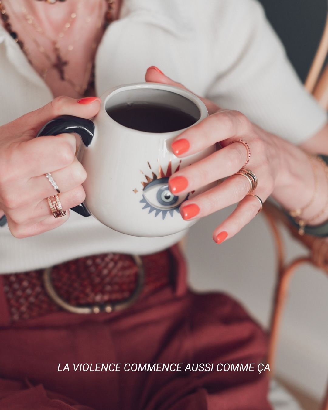 Un regard suffit.
Et tu te tais.
Il n’y a parfois ni cris, ni insultes, ni menaces explicites.
Juste un regard.
Et le silence qui s’installe.
Cliniquement, ce moment est central.
Il signe que la violence n’a plus besoin d’être exprimée pour agir. Elle a été intégrée.
Quand un regard suffit à faire taire, le cerveau anticipe la sanction. Le système nerveux réagit avant même que la scène ne se produise.
Activation de l’amygdale.
Inhibition des fonctions exécutives.
Le corps se fige.
La parole se coupe.
C’est ce que décrivent les travaux sur le trauma complexe, dans la lignée de Judith Herman, lorsque la menace devient implicite mais permanente.
Ce mécanisme n’est pas anodin.
Il repose sur l’apprentissage.
À force d’expositions répétées, le corps apprend. Il n’attend plus l’acte. Il se tait avant.
Là encore, l’intentionnalité est déterminante.
Les effets psychiques sont profonds.
Hypervigilance constante.
Dissociation possible.
Rétrécissement de l’espace psychique.
Beaucoup décrivent ne plus oser penser certaines choses, encore moins les dire. Cette autocensure est une conséquence directe de la violence intériorisée. Elle est aujourd’hui largement mise en mots dans l’espace public par des autrices comme Giulia Foïs, qui montrent comment le silence est souvent produit, et non choisi.
Se taire n’est pas consentir.
C’est souvent survivre.
La violence commence aussi comme ça.
#controlecoercitif
#microtraumatismes
#consentement
#santementale
#psychotrauma