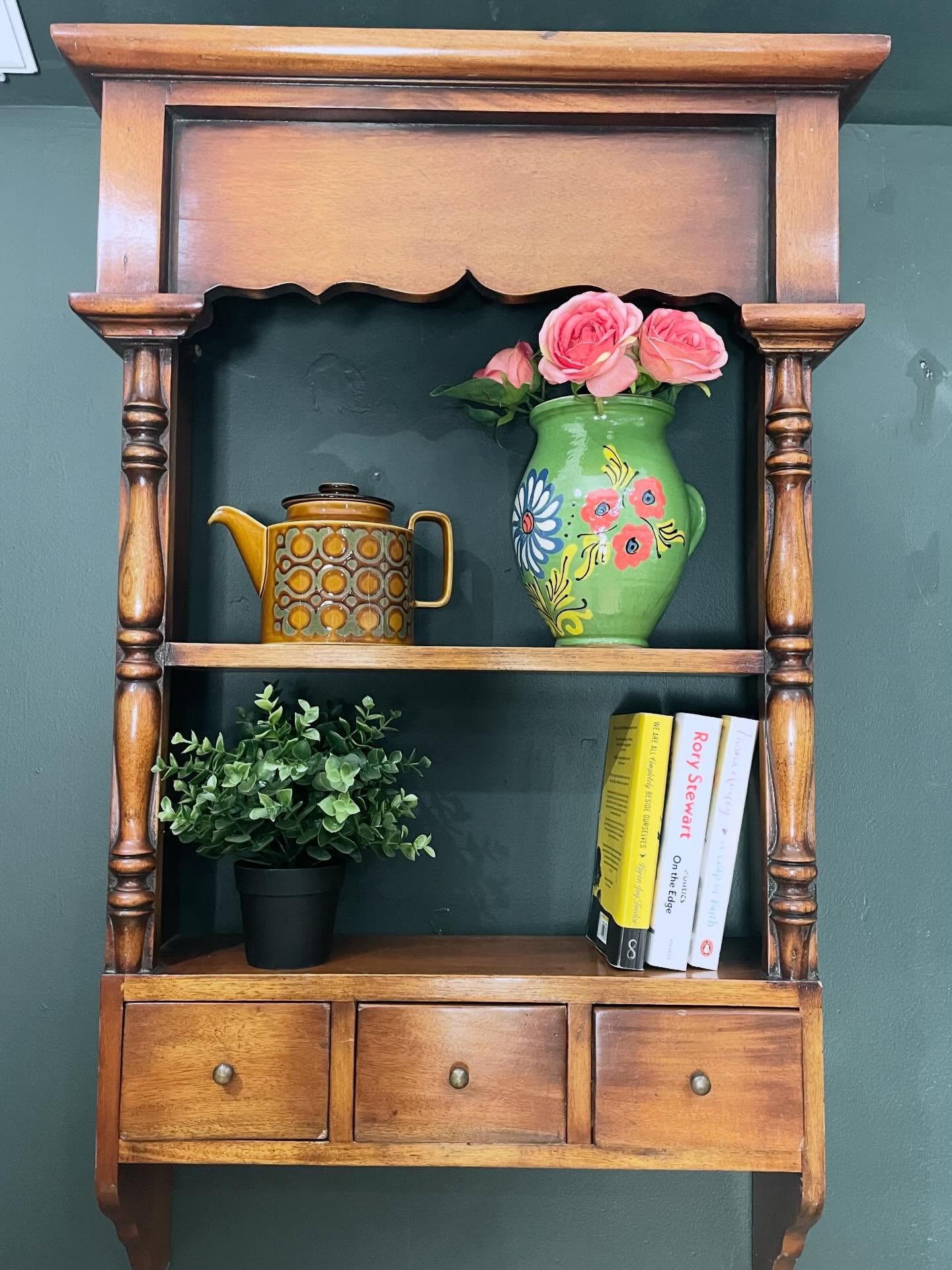 -SOLD-
A lovely little mahogany shelf unit for your wall, 3 drawers, 2 shelves and lots of charm. Beautiful column details and shaped edging it measures W63cm H100cm D15cm £75
Happy Wednesday! š
#wallshelf #mahogany #shelfunit #shelfrack