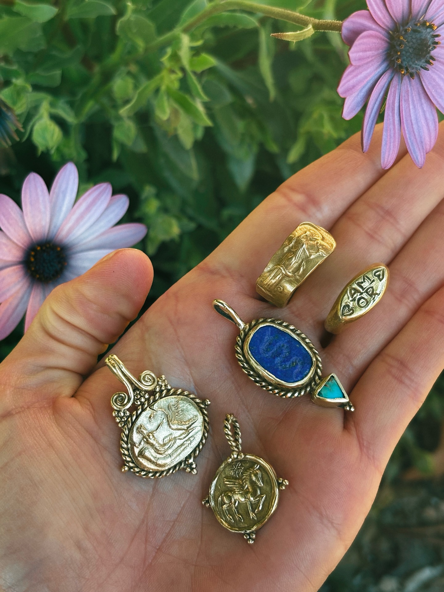 Algunas de las piezas que he hecho este último mes 🌸
La serpiente tallada en piedra lapislazuli, despidiendo y agradeciendo un año que realmente fue de mudar la piel, de aceptar el cambio, transmutar y alquimizar adversidades, y disfrutar lo que llega sintiendo solo el corazón, soltando la mente y el control.
Y el caballo (nuestro Pegasus) dando la bienvenida a este año 2026, el año del caballo de fuego, que representa el avance, la fuerza interior, y la aventura, además de asociarse con las Musas, la inspiración y el arte.
Según el mito cuando Pegaso golpeo el suelo con su casco hizo brotar una fuente llamada Hipocrene, esa fuente se volvió sagrada para las Musas, diosas del arte, poesía y música.
Además del nuevo anillo AMOR, que me autoregalé y que estará disponible pronto, y dos piezas con Hygeia y Leda y el cisne ✨
La primavera está a la vuelta de la esquina, cosa que me hace muy feliz 🌞 abrazos!!
#jewelry#ancientjewelry#handmadejewelry #caballodefuego #etsyshop