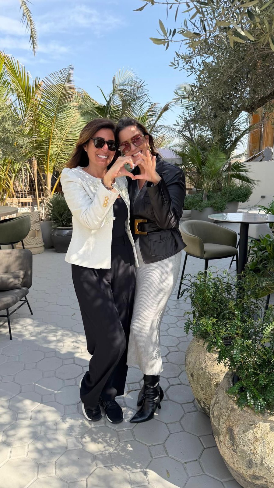 50 ans, le moment où je me suis choisie ☺️🙌🏼
Dans cet épisode, nous plongeons dans un parcours de vie puissant, celui d’une femme qui a choisi de se réinventer, de s’assumer pleinement et de vivre en accord avec sa vérité, au-delà des attentes sociales et des schémas traditionnels.
À travers cette conversation authentique, nous explorons des thèmes essentiels : l’indépendance à la cinquantaine, le women empowerment réel, la sortie des routines qui nous enferment, l’importance de l’accompagnement dès le plus jeune âge, ainsi que la recherche d’un équilibre de vie profond et durable.
Nous abordons également la réalité vécue par de nombreux profils à haute responsabilité, dirigeants, exécutifs et entrepreneurs confrontés à la pression, à l’épuisement et parfois au burn-out, et comment un espace comme AHOD peut les aider à ralentir, se reconnecter à eux-mêmes et retrouver une clarté intérieure essentielle.
Un échange sincère sur la liberté intérieure, l’alignement, le bonheur réel et le courage de vivre une vie qui nous ressemble vraiment.
Quand on se donne l’espace d’écouter, la vie devient plus simple, plus vraie. C’est l’essence même de @ahodworld YouTube link in bio 💫#intuition #vulnérabilité #authenticité