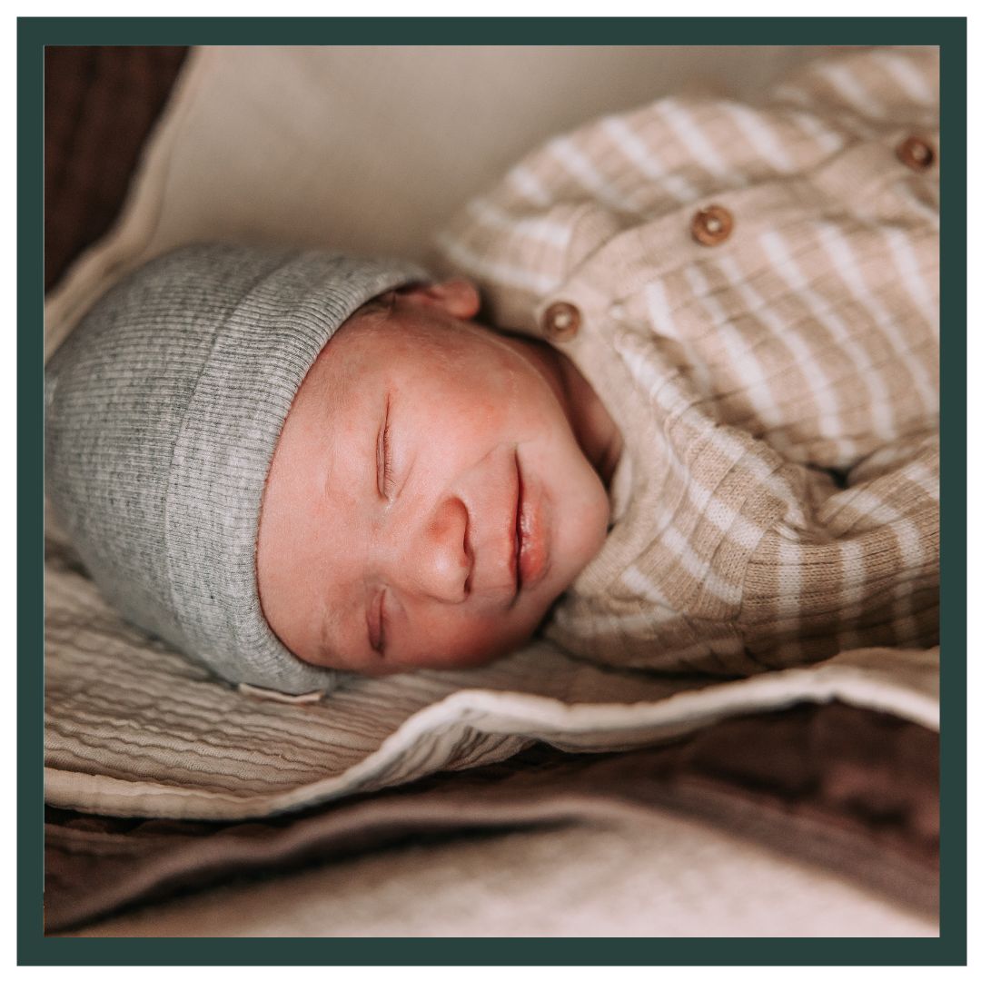 WELKOM STEF! 💙
Morris is grote broer geworden! Zijn broertje Stef is geboren op 18-01-2026 om 11:40 uur. Hij woog 3530 gram bij een termijn van precies 41 weken.
Nadat Cynthia werd ingeleid bij de bevalling van Morris had ze deze keer de grote wens om thuis te bevallen. Vroeg op de ochtend werd Tessa gebeld door Bob omdat de bevalling begonnen was. 📞 Cynthia had elke 5 minuten weeën. Het ging goed, maar ze vond het fijn als Tessa kwam. Tessa reed naar hen toe en na alle controles was het duidelijk dat dit de start van de bevalling was! Bob zette het bad op en Cynthia maakte ondertussen gebruik van het TENS apparaat. Weeën opvangen ging Cynthia erg goed af! 💪 Toen alle spullen klaar waren en het bad vol was, ging Cynthia in bad om daar de pittigere weeën op te vangen. Na 1,5 uur braken de vliezen spontaan en daarna brak er een pittig stuk aan voor Cynthia. Met wat coaching en aanmoediging deed deze mama het fantastisch. Toen Stef er bijna was zakte zijn hartslag even, maar kort daarna kwam hij met veel geluid ter wereld. 🥰 Wat een fijn moment voor ons allemaal en wat deed Stef het goed! Voor het laatste stukje gingen we wel even naar het ziekenhuis, maar gelukkig mochten Cynthia, Bob en Stef weer vlot naar huis. Toen kon het echte genieten beginnen! 💙
Lieve Cynthia, Bob, Morris en Stef. We wensen jullie heel veel geluk met jullie mooie gezin! Veel liefs, team LEV 🤎
#babyboy #broertje #thuisbevalling #verloskundige #LEV #liefdevol #vertrouwd #trots #welkomkleintje