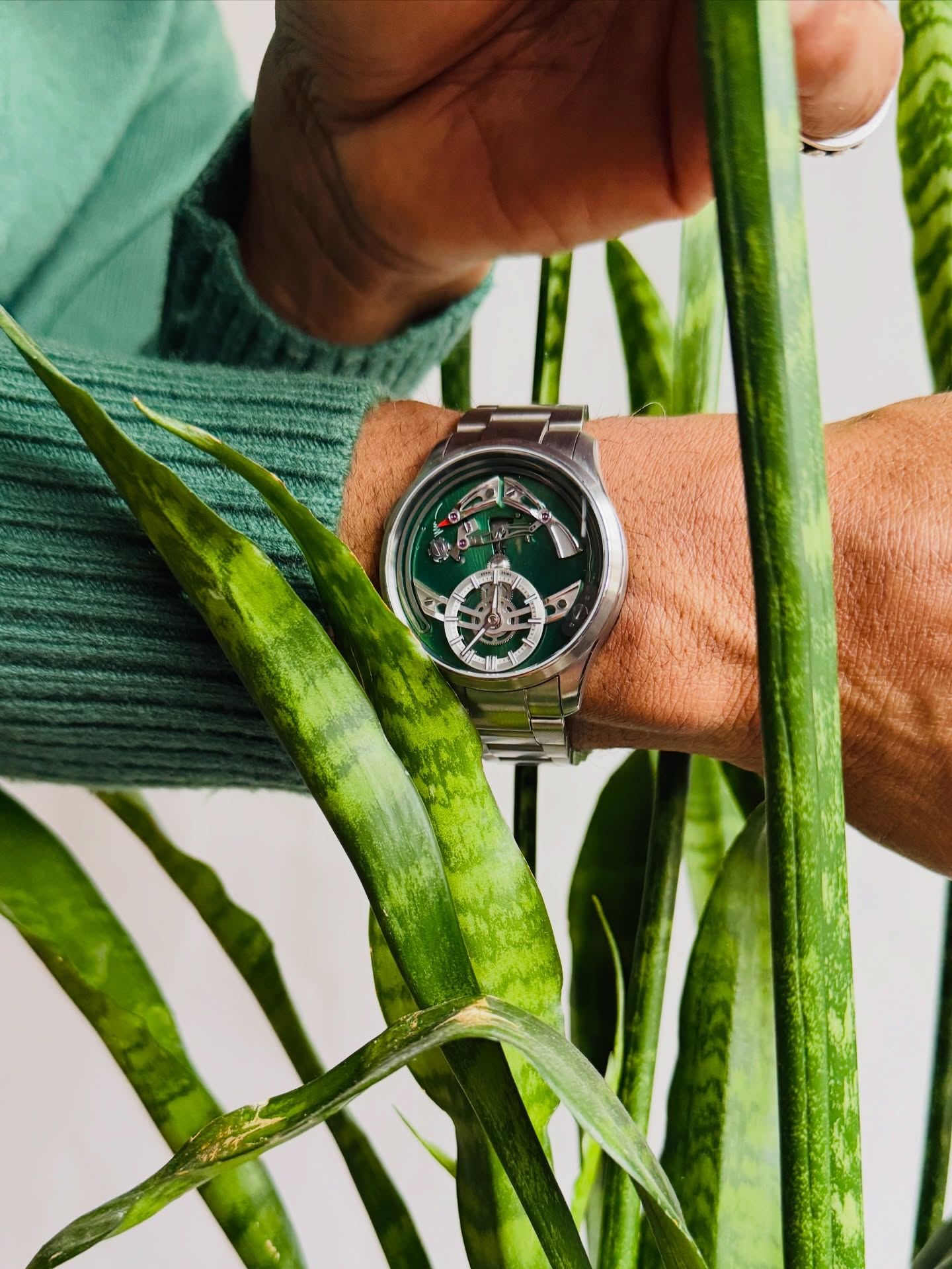 When time doesn’t just pass — it announces itself.
The Christopher Ward C1 Bel Canto “Verde” doesn’t wait for attention.
On the hour, it sings.
Titanium lightness.
Open-worked architecture.
A visible hammer striking the gong in a mechanical hourly chime — sonnerie au passage — rarely seen at this level.
And in Verde, that green hits differently.
This isn’t just design.
It’s engineering you can hear.
Watch: Christopher Ward C1 Bel Canto “Verde”
Ref: C01-41APT1-T00V0
Limited Edition 282/300
41 mm Titanium | Calibre FS01 | 38-hour reserve
Pre-Owned | Full Set
Offered by Time Sublime.
—
#TimeSublime
#jaymznylonofficial
#ChristopherWard
#BelCanto
#LimitedEdition