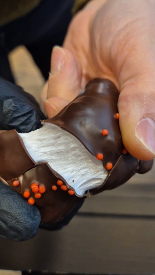😍 Eh oui! La famille d’oursons signée Nicolas Hennemann s’agrandit ! 🧸✨
Notre iconique ourson vanille de Tahiti enrobé de chocolat noir n’est plus seul… 💝
🍓 Découvrez désormais l’ourson framboise : une fraîcheur éclatante, subtilement acidulée, qui sublime l’intensité du chocolat noir. Une alliance vibrante et élégante.
🤎 Et que dire de nos oursons chocolat au cœur praliné ? Fondants, généreux, absolument irrésistibles.
La collection des oursons Nicolas Hennemann vous attend en boutique.
Alors… qui pourra vraiment résister ? 🍫🔥 Nous, nous avons déjà craqué For sure !
📍 Nicolas Hennemann Chocolaterie Pâtisserie- Grand Hôtel-Dieu Lyon
#oursons #nicolashennemann #patisserie #lyonfoodies #chocolat