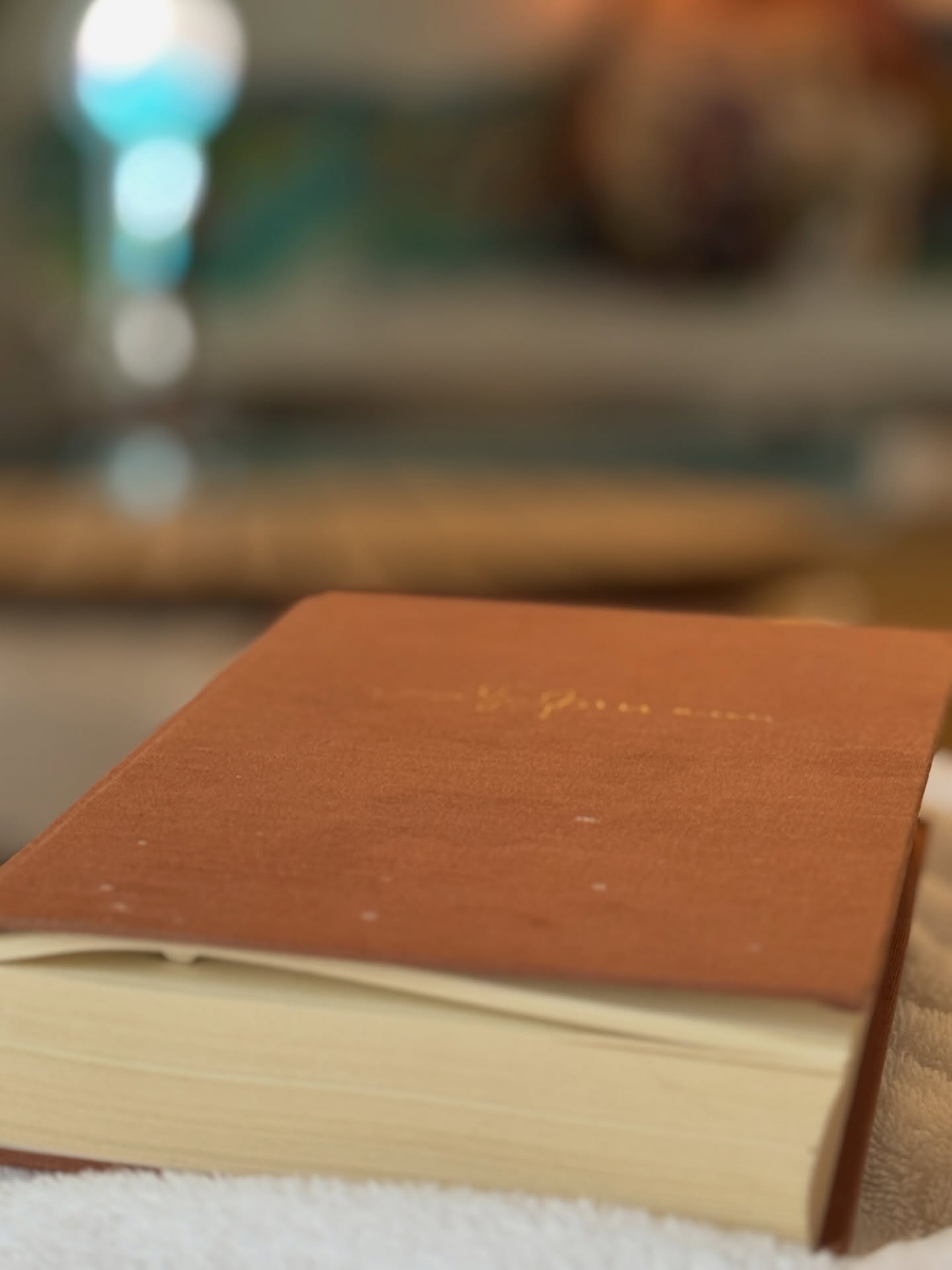 💥Vor mir liegt ein geistiger URKNALL 🔥
Ich bin über einen meiner wichtigsten Mentoren über einen fast vergessenen Autor und seine Bücher gestolpert. Ich wollte tiefer eintauchen. Diese Bücher sind rar und kosten heute um die 400 Euro – meines hab’ ich zufällig bei einem Antiquitätenhändler „abgestaubt“.
Ich habe recherchiert und irgendwann einen Strohhalm gefunden. Sein Urenkel hat mir angeboten, ihn an seinem See in Berlin zu besuchen und von ihm diese Methode zu lernen. Er sagte zu mir:
„Aber vorher lies dieses Buch. Und fang an – es braucht ein halbes Jahr.“
Fast 100 Jahre alt. Und ich lese – und bin begeistert wie selten. Was damals schon gedacht wurde, ist heute aktueller denn je. Für mich ist es ein fehlendes Mosaikstück meiner Bucketlist Methode.
Wie diese Geschichte ausgeht? Das sag’ ich euch ab Herbst. Und es wird direkt in die Bucketlist Methode eingewebt.
#BucketlistSchmied #VomErlebnisZumErgebnis #WorkLifeRomance