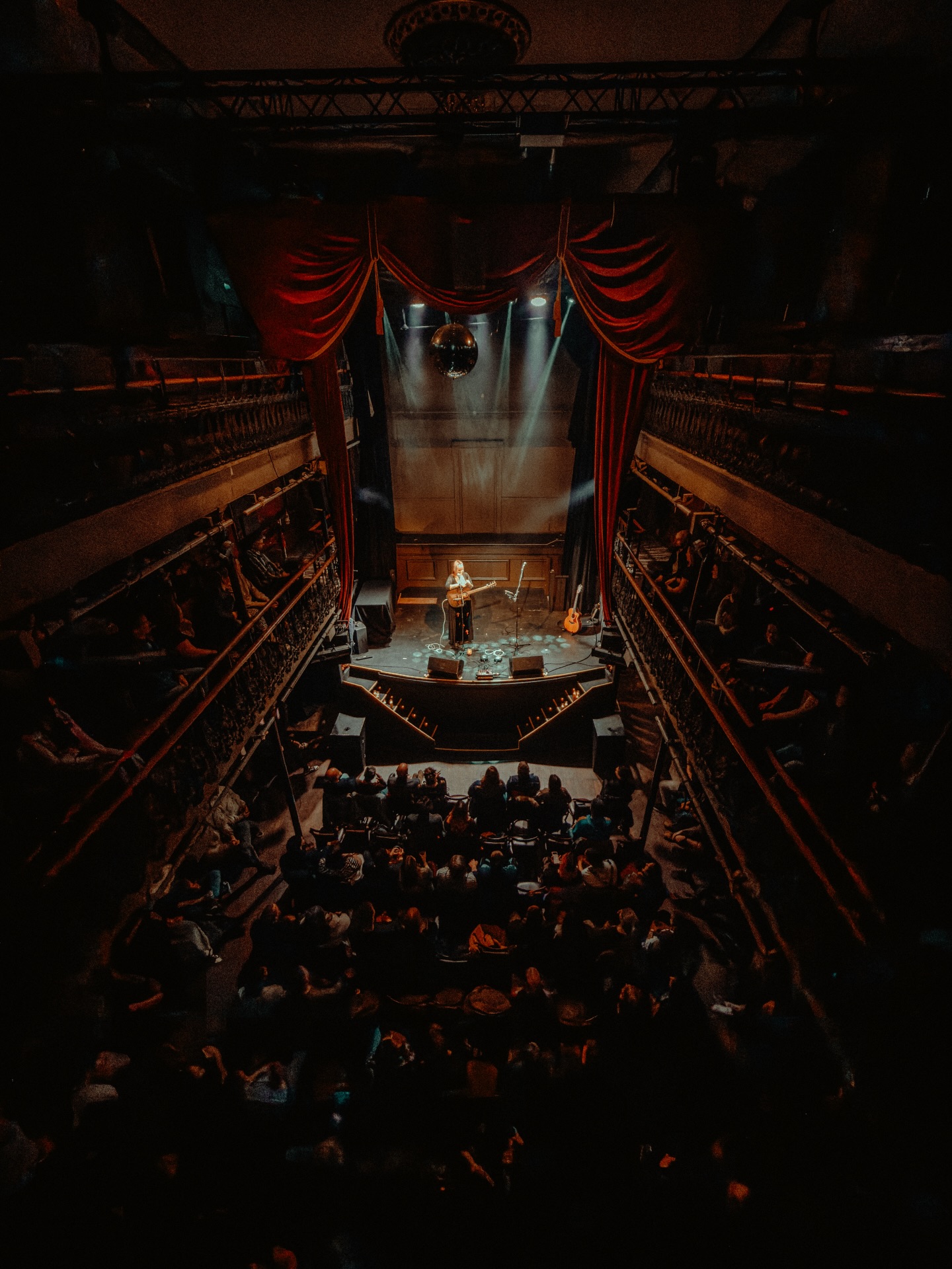 My jaw DROPPED when I saw these photos from the epic @joshleveridge who stepped in mega last min to shoot the show last night and SMASHED IT 💕
Thank you SO MUCH to everyone who came along to this incredible night in London at @hoxtonhall - it’s a night I’ll never forget 🥹
For anyone asking - the trousers are from the amazing @mxci_uk