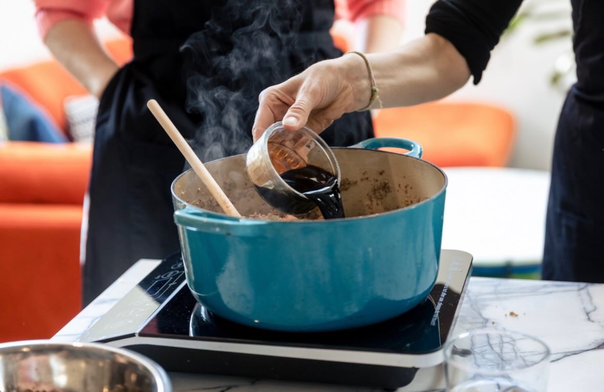 Nothing fancy — just learning how to make food that actually tastes good.
This is what we get up to in my kitchen in Frome.
Photo: @alicewhitby 🙏
#frome #plantbasedcookeryschool #vegancookeryschool #PlantBased #littlefromecookeryschool