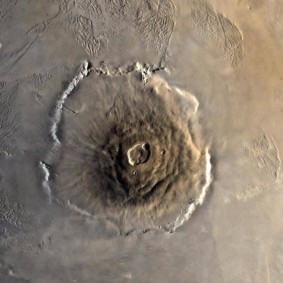 MARTEdì: la giornata dedicata al pianeta rosso #Marte.
Il vulcano dei record.
Si chiama Olympus Mons e con 600 chilometri di diametro e 25 chilometri di altezza non è solo il rilievo più alto di Marte, ma anche dell'intero sistema solare.
L'Olympus Mons è il risultato di un elevato accumulo di materiale lavico e le sue straordinarie dimensioni sono dovute al fatto che Marte non presenta, a differenza del nostro pianeta, placche tettoniche. La crosta marziana rimane fissa, e l'hot spot sottostante al vulcano, cioè il punto in cui il mantello risale verso la superficie, continua a produrre lava sempre nello stesso punto. Ciò spiega le dimensioni fuori dal comune dell'Olympus Mons.
#ORBITA vi aspetta il prossimo MARTEdì, con altre curiosità riguardanti il pianeta rosso.
Image credits: @nasa ·
·
·
·
#mars #vulcano #space #astronomy #astronomyfacts