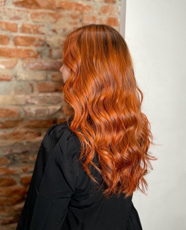 Ce roux qui fait tourner les têtes 🔥
Les rousses, on les adore. Parce qu’un roux réussi, c’est tout un art : trouver LE bon ton, créer de la profondeur, préserver la brillance.
Ce qu’on voit ici :
✨ Un cuivré chaleureux et lumineux
✨ Des reflets naturels qui donnent du mouvement
✨ Une brillance éclatante
Le secret ? Diagnostic couleur précis + soins adaptés pour maintenir l’intensité.
Tu rêves de passer au roux ? Rdv diagnostic gratuit.
Lien en bio 👆
#LatelierDeMaud #CheveuxRoux #RouxCuivré #Balayage #Toulouse SalonDeCoiffure ColorationNaturelle HairColor CopperHair