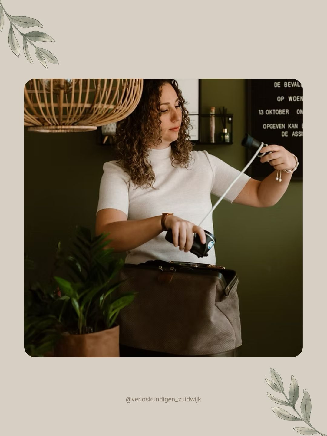 Wat zit er in onze verloskundige tas? 👩🏻⚕️
🩺 Bloeddrukmeter met stethoscoop
💓 Doptone: het apparaatje waarmee we naar het hartje van jullie baby luisteren.
👂 Monoaurale stethoscoop: hiermee kunnen we ook naar het hartje van de baby luisteren.
🧤 Gel & handschoenen
🧰 Extra partusset: instrumenten voor tijdens een bevalling.
✂️ Set voor het kraambed: voor het eventueel verwijderen van hechtingen vanaf het einde van de eerste week.
⚖️ Unster met weegdoek: hiermee kunnen we de baby wegen.
🧫 Amniocator: om te testen of de vliezen gebroken zijn.
Daarnaast zitten er nog allerlei kleine praktische dingen. En de acute verlostas? Dat is weer een aparte tas… met nóg een heleboel spullen!
#midwife #verloskundige