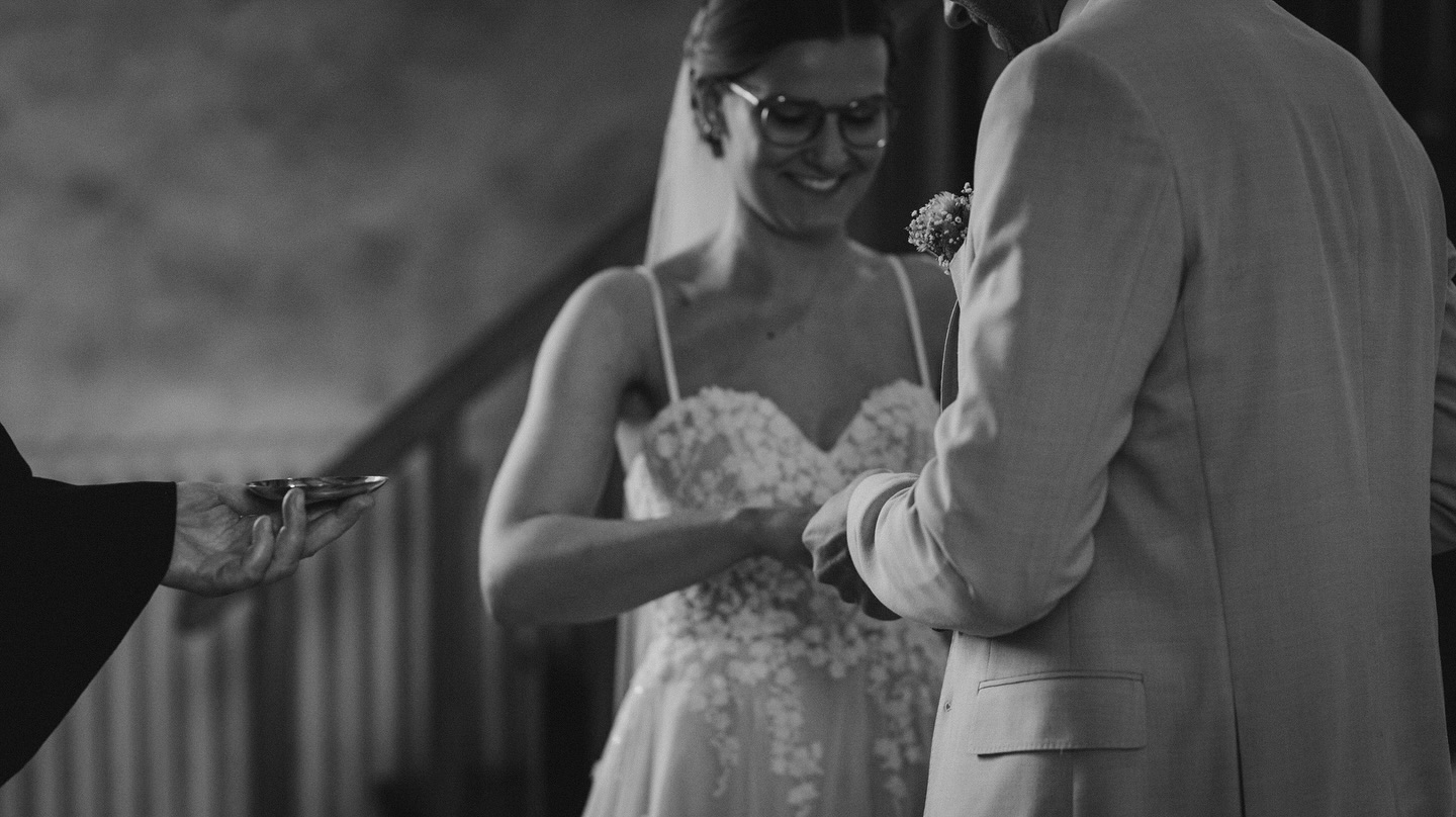 Ich weiß noch genau, dass ich mich beim Auswählen der Bilder damals darüber geärgert habe, dass der Fokus nicht auf dem Brautpaar liegt und das Bild unscharf ist…. Bis mir aufgefallen ist, das da links noch ein kleines großes Detail ist.
Ich könnte jetzt behaupten, dass der Fokus auf die Hand der Pastorin gewollt sei.
Doch diese Situation ist ein so schönes Sinnbild dafür, dass es sich immer und immer wieder lohnt einen Schritt zurück zu gehen um die Dinge von außen zu betrachten. Manchmal sehen wir die Dinge aus einem Anspruch heraus oder eines Glaubenssatzes der uns gar nicht dienlich ist ✨
Und durch diesen kleinen Blick von außen, habe ich das Bild doch in der Reportage gelassen. Durfte erkennen, dass diese Hand, dieses Bild so viel ausstrahlt. Und nicht wertlos, nur weil der Fokus nicht da sitzt wo ich ihn gern gehabt hätte.
#hochzeitsinspiration #fotograf #hochzeitsfotografie #hochzeit2024 #fotograf #fotografinschleswigholstein