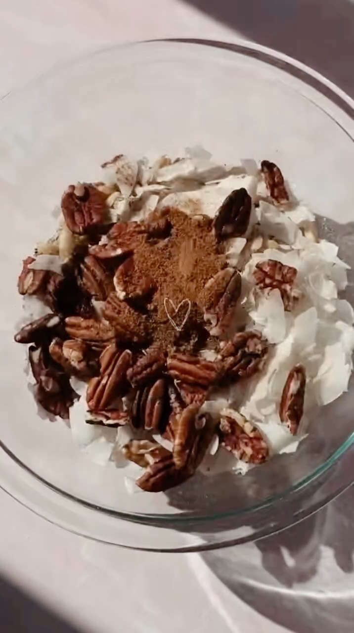 COCO CRUNCH 🥥
Esta granola es un mini viaje a la isla.
Sabe a playa, a sol y a algo recién tostado.
El coco no solo es delicioso — es un antioxidante natural, ayuda a mantener estables los niveles de azúcar en sangre, mejora la digestión y te da energía
Ahora imagínate empezar tus días con todo eso…
Más natural, más real.