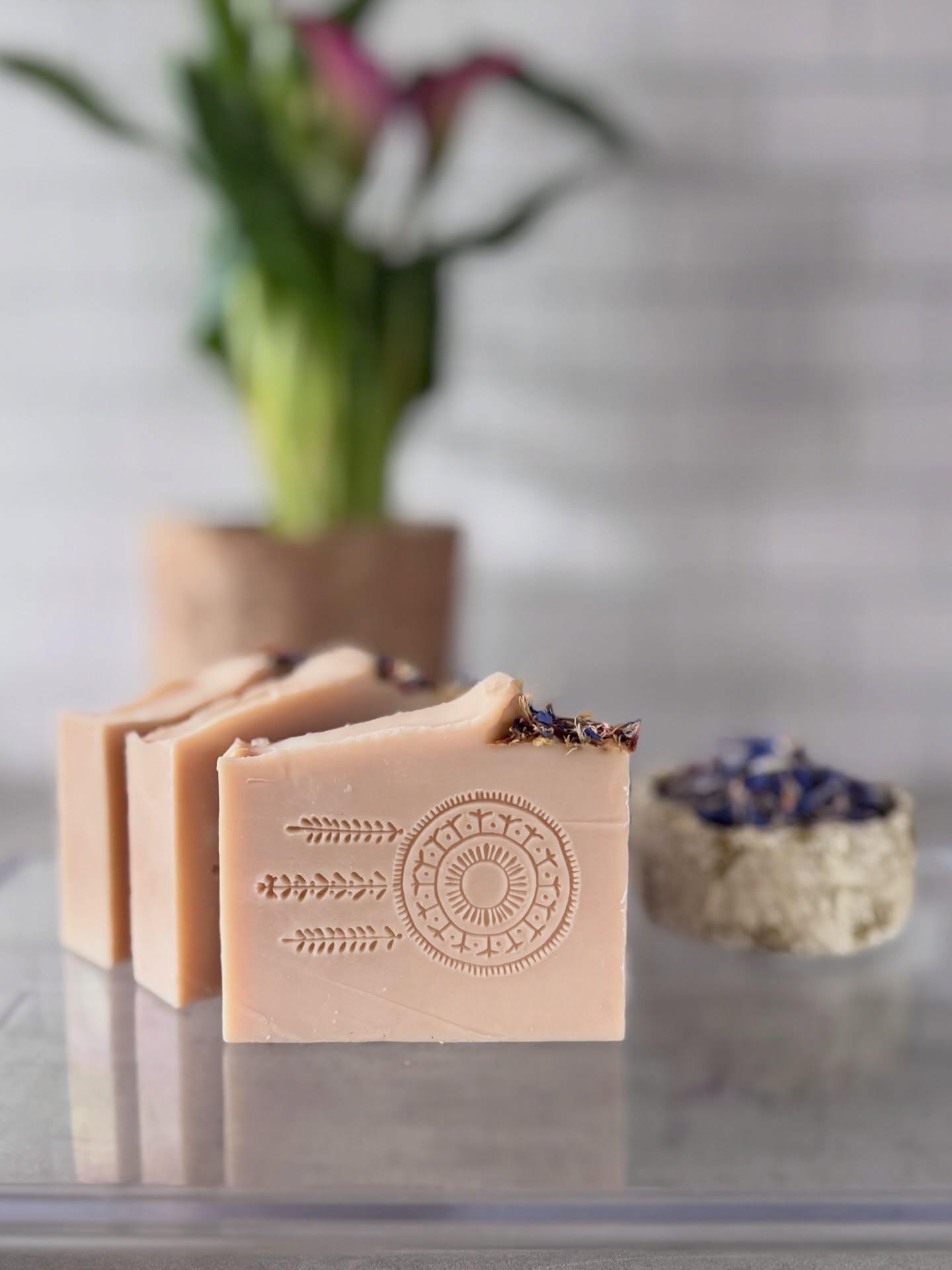 I haven’t taken photos in a while…
But this one deserved a moment.
My Calendula & Pink Clay soap is finally back after a long pause.
Made with calendula macerate, soft pink clay and that gentle natural scent you always fall in love with at the markets, it’s usually the first one to go. No wonder why, it’s a beautiful facial soap.
So here it is. Freshly made. Available on the website😘
.
.
.
.
#handmadenaturalsoap #irishsoap #allnatural #craft #botanicalsoap