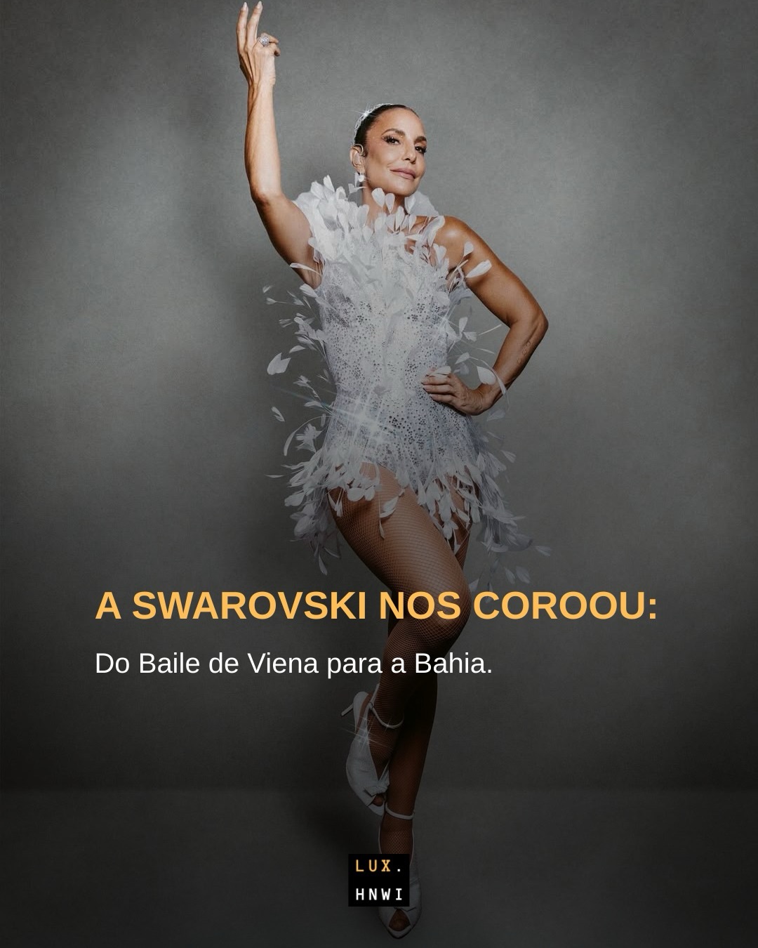 A SWAROVSKI NOS COROOU. 💎
Se o movimento na Sapucaí ativou o alerta nos conselhos de administração da Europa, o segundo capítulo da nossa Tríade do Carnaval eleva o jogo a um patamar extremo de engenharia: o Trio Elétrico.
A @swarovski decidiu transformar a Bahia em seu laboratório a céu aberto de alta performance. E fez isso com uma verdadeira aula de Semiótica de Marca.
Sob a curadoria cirúrgica da stylist @patriciazuffa, assistimos ao DNA da marca ganhar vida. O primeiro look de @ivetesangalo materializou o próprio logotipo da Swarovski: a elegância intocável do Cisne, forjado em plumas esculturais e pedrarias. No segundo ato, a marca austríaca realizou uma alquimia cultural profunda, criando um oceano azul de pérolas, conchas e cristais em reverência às águas da Bahia.
O ápice da transferência de Heritage? A coroa. Famosa por assinar as tiaras da realeza no elitista Baile da Ópera de Viena, a marca coroou com a sua joia a majestade absoluta das ruas.
Mas o verdadeiro Stress Test do Luxo estava nos pés. Para suportar a hiper-resistência de coreografias intermináveis, o capital europeu precisou do Savoir-Faire nacional. Numa collab histórica com a @alexandrebirman, o icônico modelo Clarita foi blindado com aplicações que chegaram a impressionantes 5.000 cristais cravados à mão pelo artesão Zé Augusto. A prova de que a excelência não quebra sob pressão.
A mensagem para os boards globais é clara: o Quiet Luxury abriu alas para o Luxo Cinético.
🔗 Acesse o link na bio e leia na íntegra: “O CÓDIGO SALVADOR: A Coroação de Cristal de Ivete Sangalo e a Ascensão da Swarovski no Carnaval”.
#Swarovski #IveteSangalo #LuxoNoCarnaval #AlexandreBirman #PatriciaZuffa