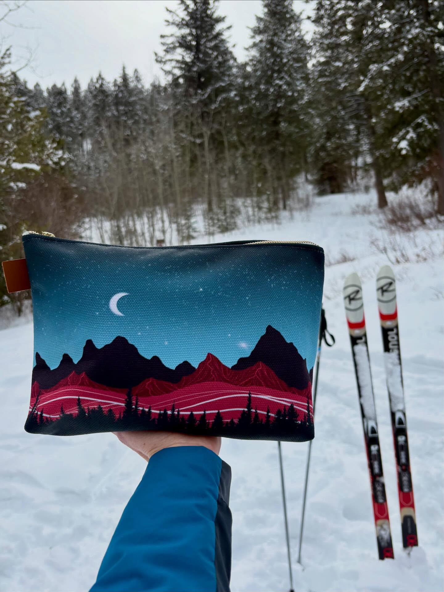 As I write this I’m catching up on the Winter Olympics and I can’t help but think about how skijoring should definitely be an Olympic sport. After seeing it for the first time yesterday, I am amazed by how much talent is required from the rider, skier, and the horse and I would love to see what that talent looks like at the highest level. It turns out that skijoring actually was demoed as an Olympic sport in 1928 but it never become permanent.
On an unrelated note, here’s a a bag a designed. It has two inside organization pockets and can store so much! Find me today at @tetonskijor in Driggs, ID from 9am-5pm.
#skijoring #tetonvalley #makeupbag #mountaingear #idaho