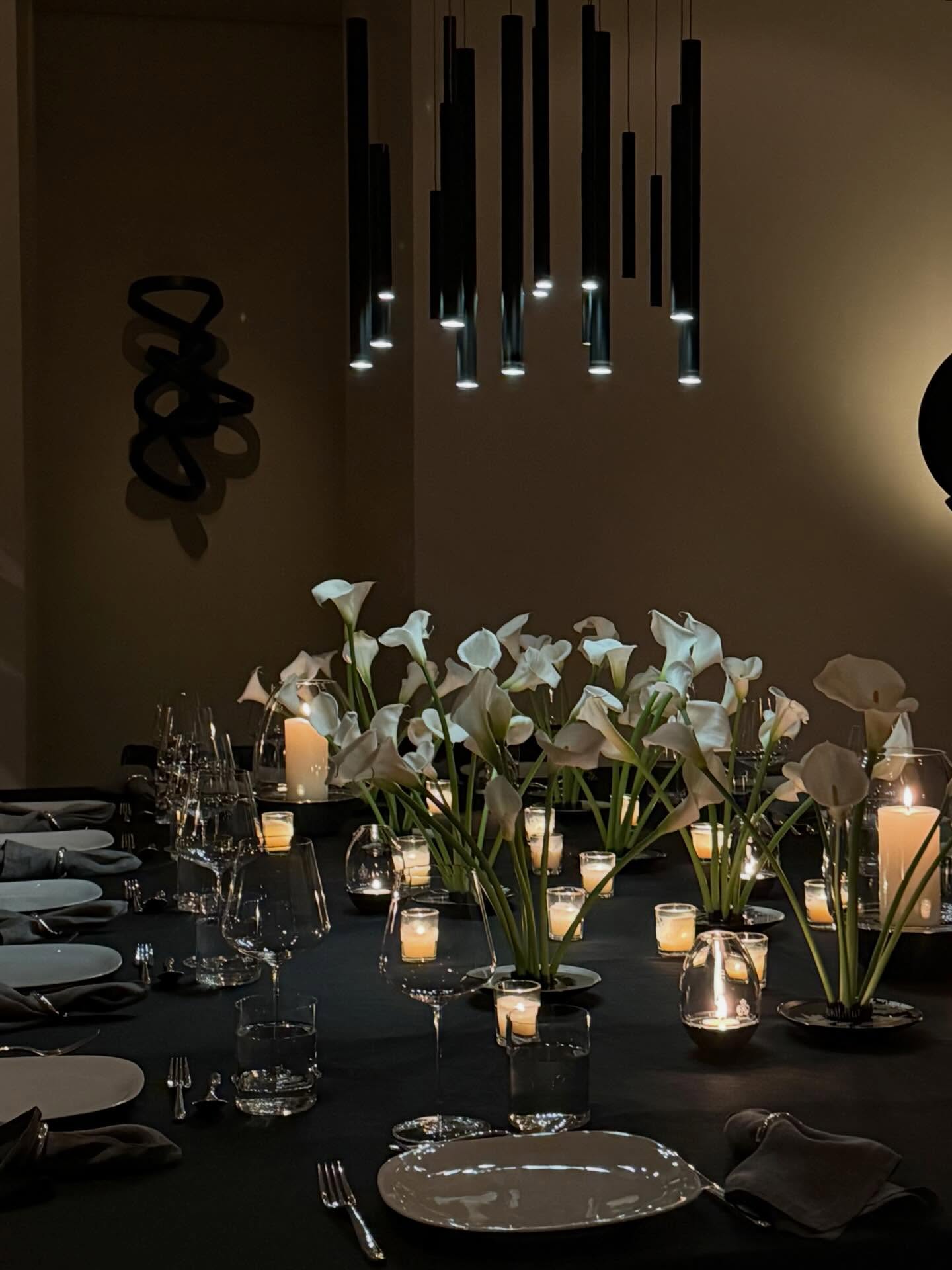 Calla Lilys take center stage! #dinner #tablescape #LosAngelesFlorist
#BeverlyHillsFlorist
#callalily