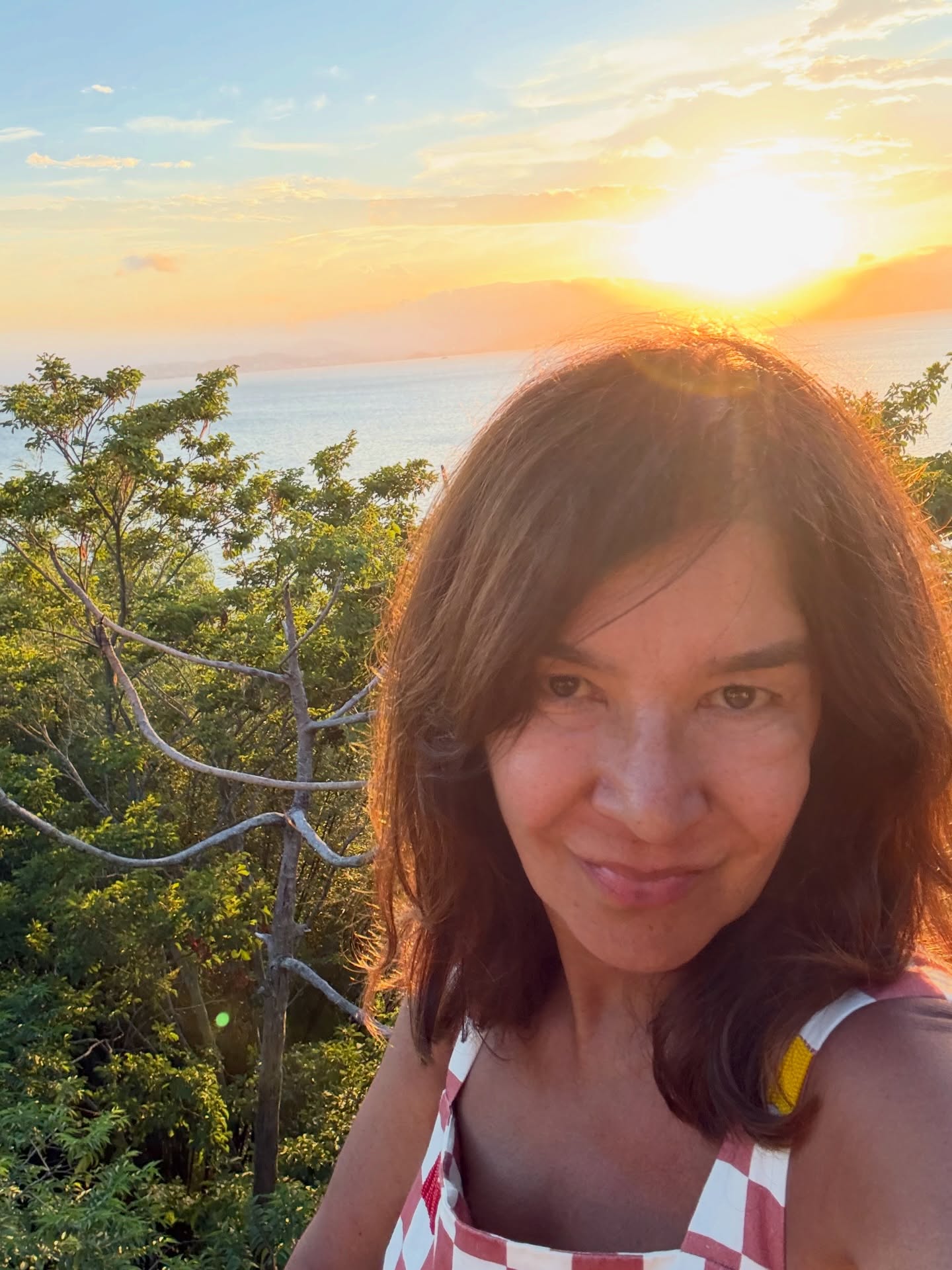 “Um dump de dias solares, pés na areia e o coração quentinho em Floripa! 🥥☀️
Dessa vez, os atendimentos foram com vista para o mar e o intervalo foi regado a conversas boas com amigos e o som das ondas. Às vezes, a gente só precisa mudar o cenário para as ideias clarearem e a energia renovar.
Floripa, minha segunda morada, que bom aproveitar esses dias ensolarados de verão para estar aqui! Voltando com a alma lavada, energia redobrada e com saudades dos pagos do Rio Grande💦🙏 #verão #pausa #vitaminad #amigos #encontros