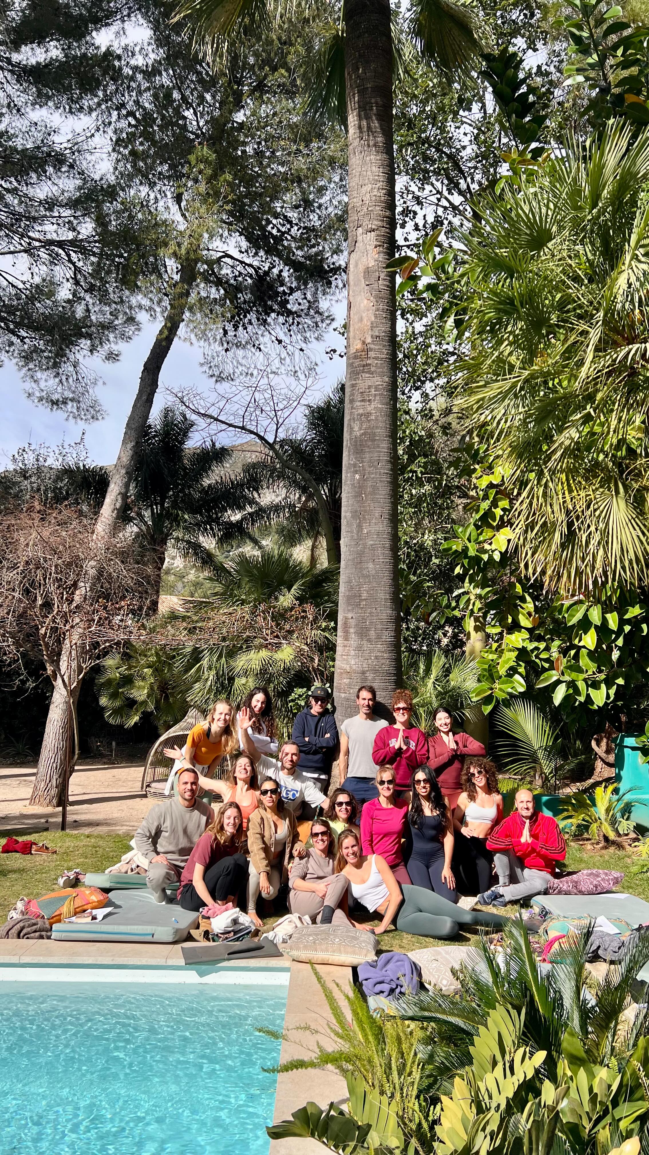 Qué fin de semana tan mágico vivimos en Botanic Retreat 🌿✨
El fin de semana pasado disfrutamos de un retiro precioso, centrado en el yoga y el amor propio. Durante esos días practicamos, jugamos, reímos, lloramos y nos permitimos sentir de verdad. Nos conectamos profundamente con nosotros mismos, con la naturaleza y con cada una de las 19 personas que compartieron esta experiencia.
Nos nutrimos con prácticas de yoga, meditaciones, momentos de presencia, conversaciones honestas y una comida increíble de @charisheising que alimentó cuerpo y alma.
Gracias a todas y cada una de las personas que estuvisteis allí por abrir vuestro corazón, por la confianza y por la energía tan especial que creamos juntos. 🤍
Que todo lo vivido siga floreciendo dentro de cada uno. 🌱