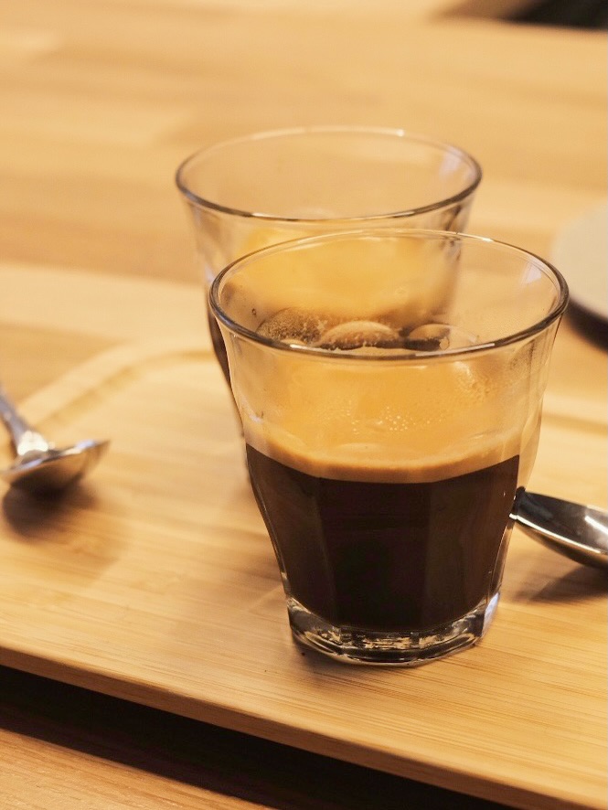 Kom og besøg den nyåbnede @nudecoffeecopenhagen på Store Kongensgade 59f ✨
Joachim står bag konceptet og serverer kaffe fra forskellige risterier fra hele verden. En sand perle, du ikke vil gå glip af!
Vi glæder os til flere kaffestunder hos Nude Coffee ☕️