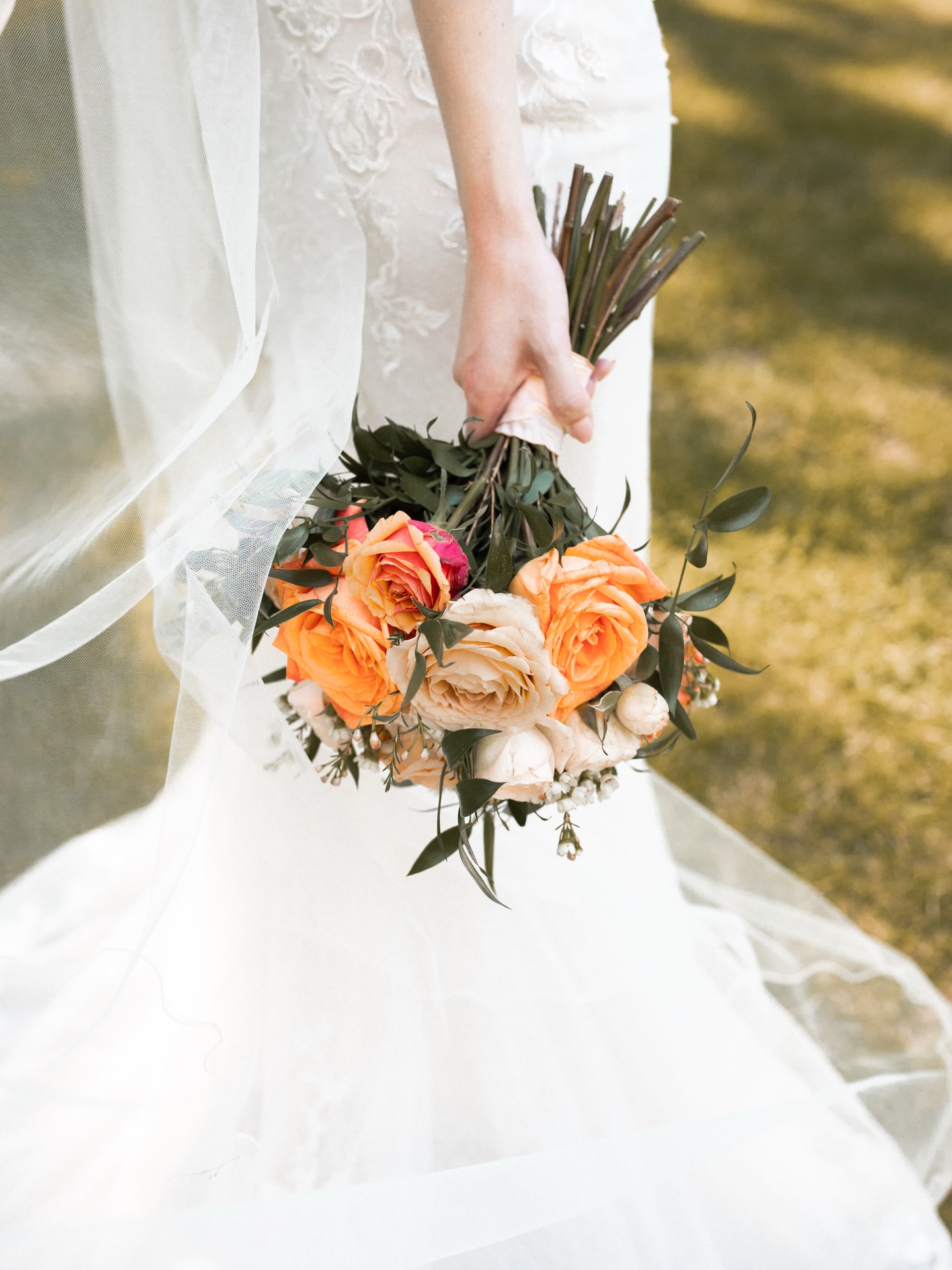 Brautstrauß ist nicht nur Deko.
Er ist das Detail, das dein gesamtes Hochzeitskonzept zusammenhält.
Modern, wild, elegant oder ganz minimalistisch – dein Brautstrauß sollte zu dir passen. Nicht zu Pinterest. Nicht zu Trends. Zu dir.
2026 sehen wir:
– lockere, natürliche Arrangements
– hochwertige Seidenbänder
– monochrome Farbkonzepte
– Statement-Blumen statt Überladung
Welcher Stil wärst du?
#brautstrauß #hochzeit2026 #hochzeitsplanung #weddinginspiration #modernwedding