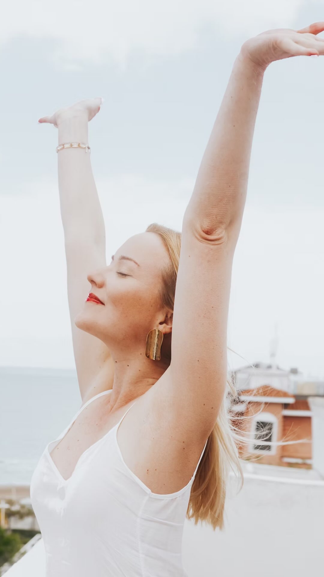 Grazie, prima di tutto, a chi ha già scelto di entrare con me in questo nuovo percorso 💜
👉🏻 Ti ricordo che mancano poche ore alla chiusura del prezzo di lancio del nuovo videocorso.
Le vostre prime impressioni e i messaggi ricevuti oggi mi confermano che c’era un bisogno reale, condiviso, di andare più a fondo insieme.
Questo reel è un estratto del Modulo 2 del videocorso “Il Vuoto e il Pieno - Andare Oltre l’Ansia della Mancanza” e tocca uno dei nodi più delicati del nostro tempo:
✨ il bisogno di essere visti, riconosciuti, approvati
✨ la confusione tra essere e dover dimostrare
✨ la fame che nasce quando il diritto di esistere viene sostituito dalla performance
Infatti quando il nostro valore dipende da ciò che facciamo, produciamo o dimostriamo, appena ci fermiamo ci sentiamo svuotati…
E in questo spazio la mancanza diventa dipendenza dal riempimento,
il desiderio diventa urgenza,
l’ansia prende il comando.
Ti sei mai sentita/o in questo modo?
Il nuovo videocorso nasce proprio per riconoscere e osservare questo genere di dinamiche, ma anche per tentare di disinnescare alcuni automatismi consolidati nel tempo. Schemi che ci impediscono di abitare con maggiore serenità gli spazi “vuoti”.
🌟 Il prezzo speciale di lancio è disponibile ancora per pochissimo: l’offerta resterà attiva fino alla mezzanotte del 22 febbraio.
💜 Commenta “Vuoto” per ricevere in DM info dettagliate o clicca sul link in bio!
#videocorso #offerta #ansia #creascitapersonale #mancanza