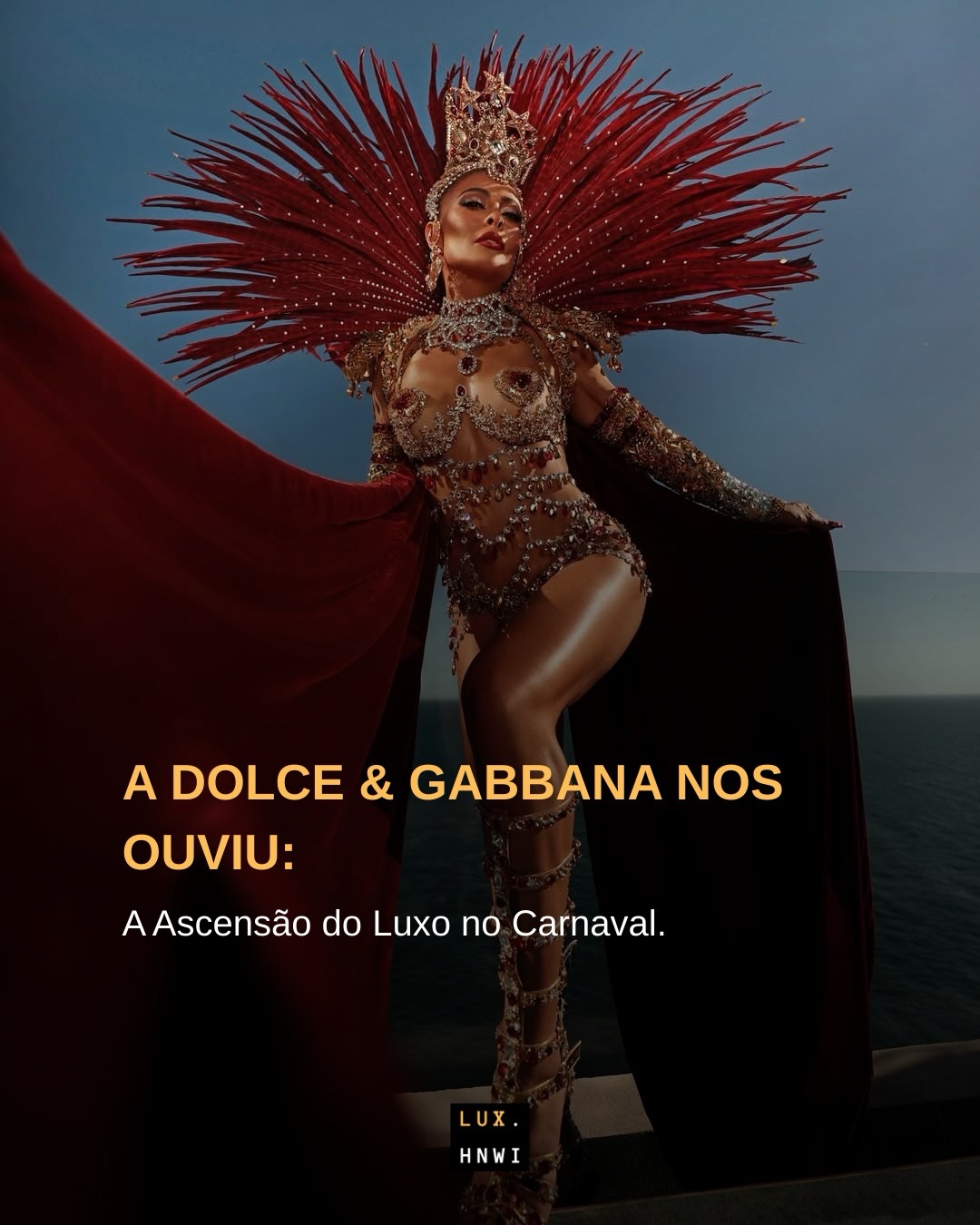 A DOLCE & GABBANA NOS OUVIU. ✨
No ano passado, a LuxHNWI fez a provocação positiva sobre Share of Wallet: como a maior vitrine rítmica e visual do planeta, atraindo o PIB nacional em camarotes de até R$ 25.000 a noite, continuava sendo ignorada pelo ultraluxo?
A justificativa histórica sempre foi o medo da massificação. O terror corporativo de perder o Brand Safety.
Mas o mercado mudou. O consumidor de alto patrimônio esgotou a superficialidade. E a resposta à nossa provocação chegou de forma irrefutável pela porta da frente da alta-costura.
Ao descer para o asfalto e assinar a fantasia de Juliana Paes (@julianapaes) na Sapucaí, a Dolce & Gabbana (@dolcegabbana) não patrocinou apenas uma celebridade. Ela decodificou o novo Capital Cultural. Entendeu que os barracões operam com o mesmo rigor, devoção técnica e Savoir-faire dos grandes Ateliers europeus. Foi uma operação magistral de Ultralização.
A matemática do engajamento provou que ignorar o Brasil não é mais uma “postura conservadora”, mas um desperdício imperdoável de Share of Wallet. Para os conglomerados que continuarem assistindo da arquibancada do esnobismo, o cronômetro da irrelevância já começou a rodar.
📊 Em nosso novo artigo de Market Intelligence, destrinchamos os dados financeiros por trás desse movimento, o paradoxo do Quiet Luxury nos trópicos e nossa previsão (2026-2036) para o futuro do Luxo no Carnaval.
🔗 Acesse o link na bio e leia na íntegra: “O CÓDIGO SAPUCAÍ: Dolce & Gabbana, A Quebra do Veto Europeu e a Ascensão do Luxo no Carnaval”.
#LuxoNoCarnaval #DolceGabbana #JulianaPaes #Sapucai #SavoirFaire