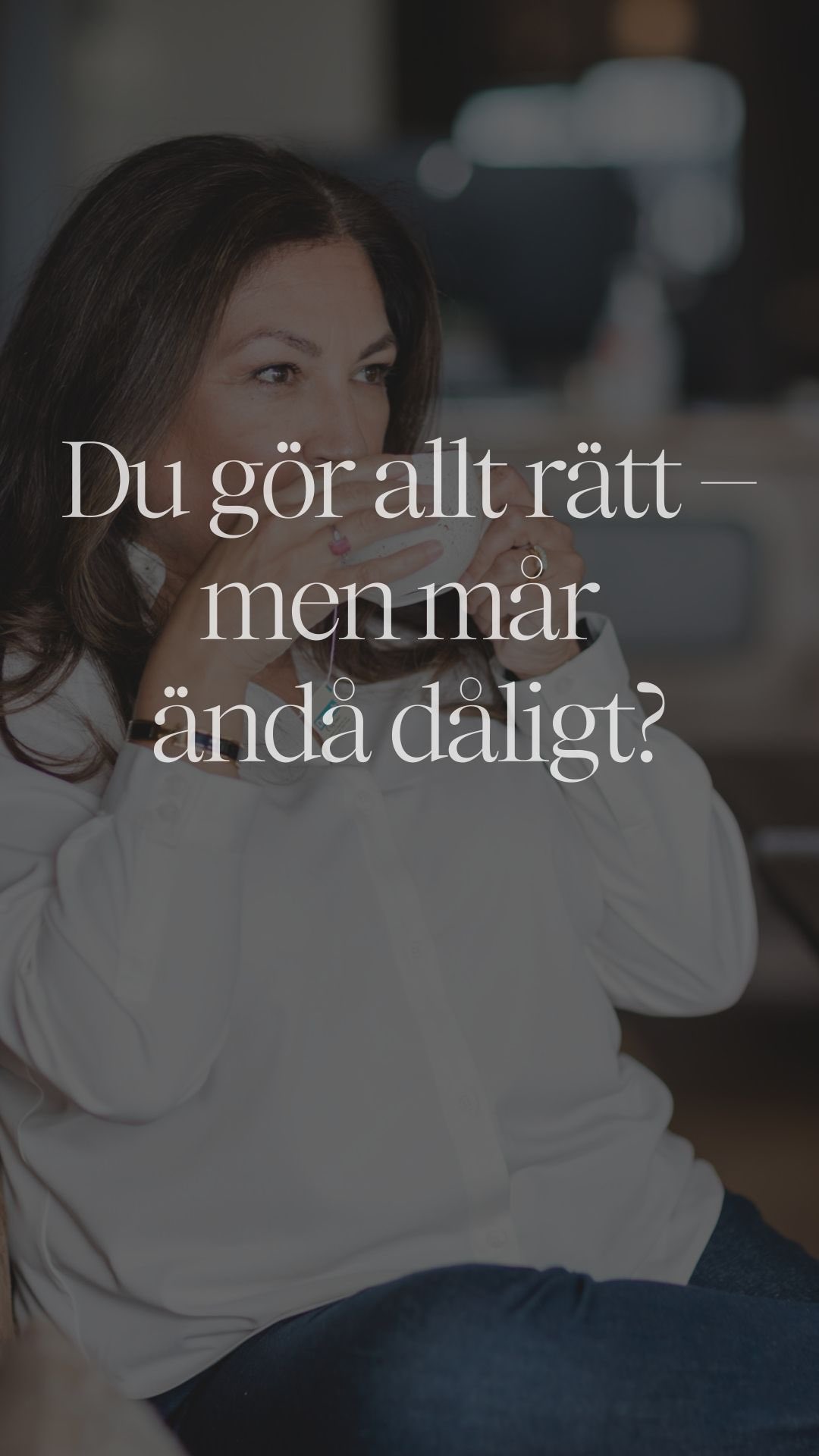 Jag möter kvinnor varje vecka som gör allt “rätt”.
Och ändå mår de inte bra.
Kanske är du en av dem.
Du tränar.
Du äter bra.
Du försöker minska stressen.
Du har läst på om klimakteriet.
Och ändå …
Sover du dåligt.
Humöret svänger.
Kroppen känns främmande.
Och tanken smyger sig in:
“Jag måste skärpa mig.”
“Varför funkar det inte för mig?”
“Vad är det för fel på mig?”
Men det är inte fel på dig.
Under klimakteriet förändras spelreglerna.
När östrogenet svänger påverkas inte bara mensen.
Det påverkar hjärnan.
Stressystemet.
Sömnen.
Återhämtningen.
Det som fungerade tidigare fungerar inte alltid längre.
Det handlar inte om brist på disciplin.
Det handlar om biologi.
Du kan inte pressa dig ur en hormonell omställning.
Och vi kvinnor är redan tillräckligt hårda mot oss själva.
Förändring börjar när du arbetar med kroppen – inte mot den.
Vill du förstå vad som faktiskt händer i din kropp – och vad du kan göra åt det?
Kommentera 🩷 så skickar jag information om The Reset.
Med värme,
Leslie 💕
#klimakteriet #kvinnohälsa #stress #mentalhälsa #psykiskohälsa