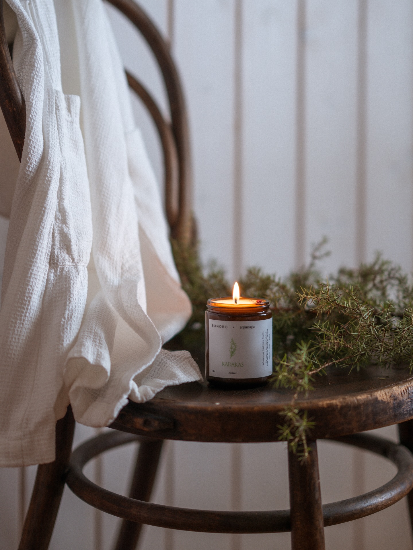 Winter sauna for the soul 🤍🍃
Here’s how.
This beautiful sauna ritual began with a long nature walk to the nearest juniper trees. The weather was cold but sunny, and I went slowly, making sure to take enough time to notice all the beautiful details in nature. When I reached a quiet spot amongst the juniper and pine trees, I made my juniper whisk, enjoyed the scenery and made my way back home.
By the time I got home, I felt the cold deep in my bones, so it was time to heat the sauna, gather the goods and enjoy the warmth.
The juniper whisk plus the peppermint and rosemary body scrub by @bonobo_cosmetics made for an energising and invigorating experience, exactly what my body craved after many months of cold and stillness.
Then came the pampering, with more wonderful natural, handmade products by @bonobo_cosmetics: peony face tonic, cowslip and lady’s mantle face cream, and orange and carrot body cream.
For me, the scrubbing, brushing and pampering are an integral part of any good sauna experience. Do you agree?
Using a fresh sauna whisk and products with nourishing plant ingredients feels like another way of connecting to nature, and I don’t ever want to skip it.
🍃
A sauna ritual doesn’t have to be anything complicated or forced. I think the best ritual is the one we create for ourselves with intention, by asking us what we actually need 🤍
What is your favourite part of a winter sauna?
Use code ‘handmade’ for 30% off everything until the end of the week on bonobo.ee.
Use code ‘lähensauna’ for 30% off body scrubs until the end of February on bonobo.ee.
#koostöö #wintersauna #natureandnourish