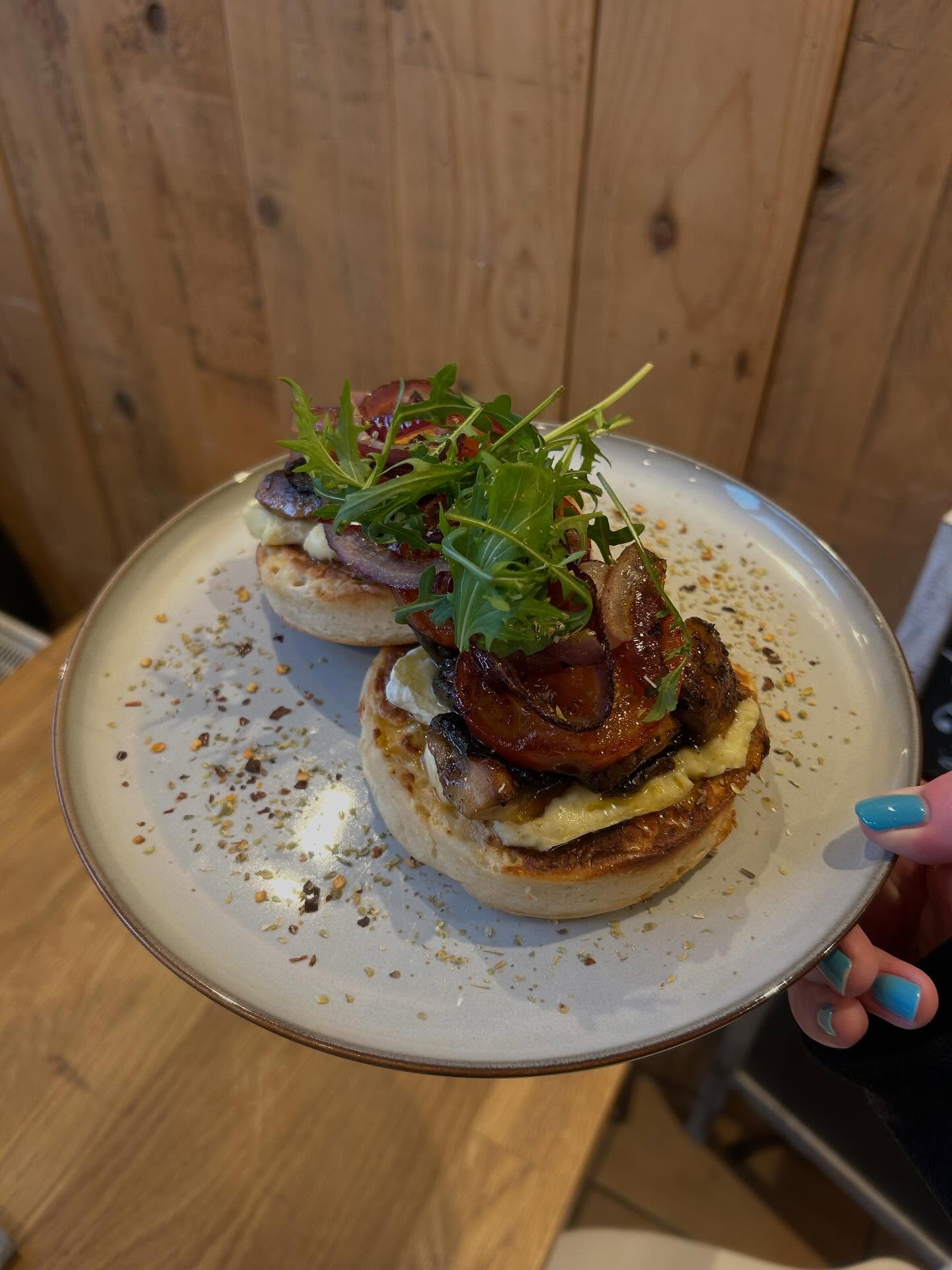 Oh my goodness, this is the greatest combination of flavours I have tasted in a while! It just works so well!
ā¢Homemade crumpets topped with garlic mushrooms, melted Brie, tomatoes & onion
homemade recipes, fresh ingredients & great vibes š«¶