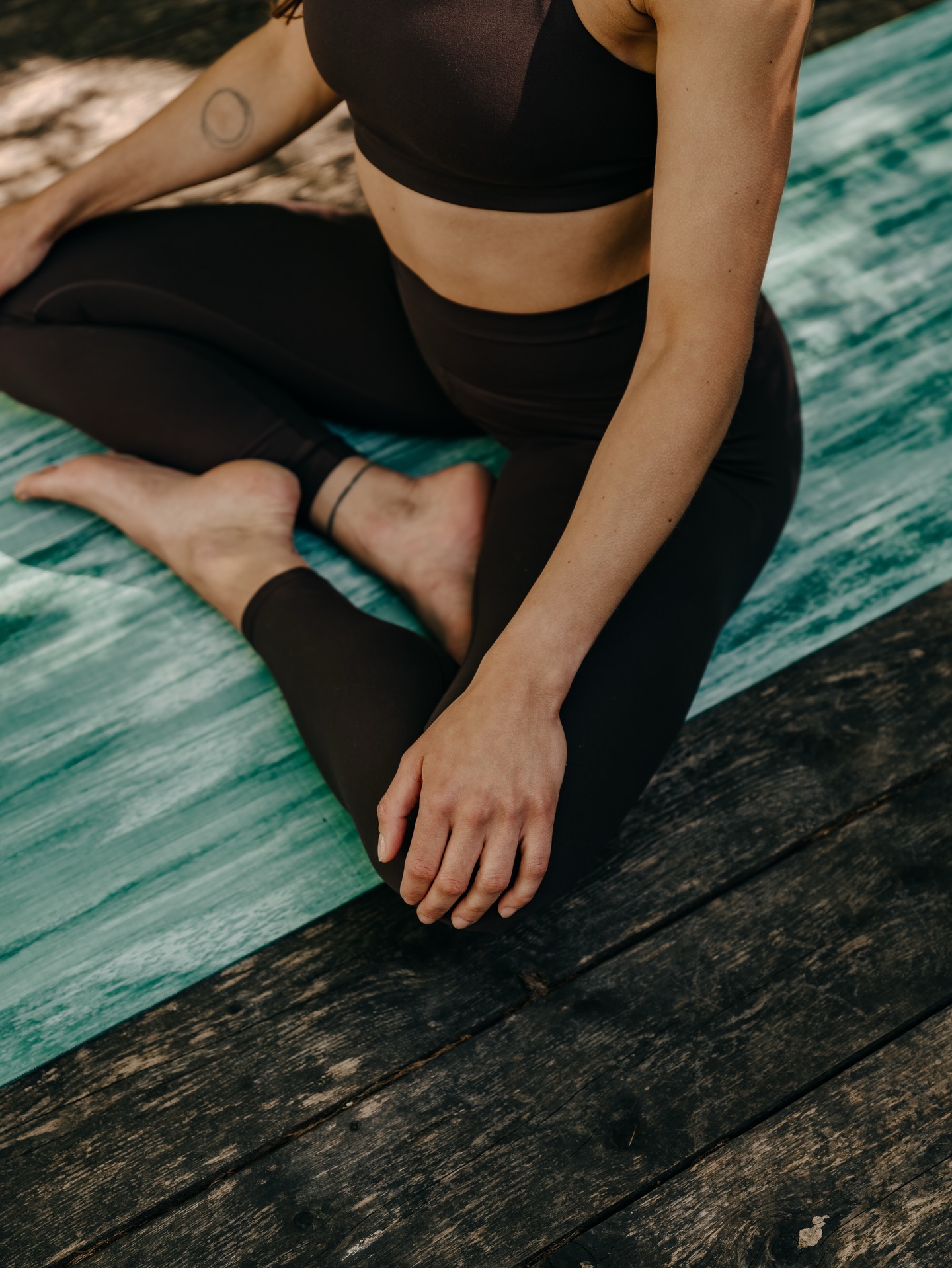 Du bist nicht erschöpft, weil du zu wenig schaffst.
Du bist erschöpft, weil du nie wirklich stoppst.
Wir springen von Termin zu Termin.
Von WhatsApp zu E-Mail.
Von To-Do zu To-Do.
Und wundern uns abends,
warum wir nicht abschalten können.
Das Problem ist oft nicht der volle Kalender.
Sondern fehlende Übergänge.
Unser Nervensystem bekommt keine Pause.
Keinen Reset.
Heute meine Einladung an dich:
Bevor du gleich das nächste Mal dein Handy entsperrst –
spür für 10 Sekunden deine Füße am Boden.
Regulation beginnt nicht mit einer Auszeit auf Bali.
Sondern mit kleinen Momenten von Kontakt.
🤍
#nervensystemreset #calmdown