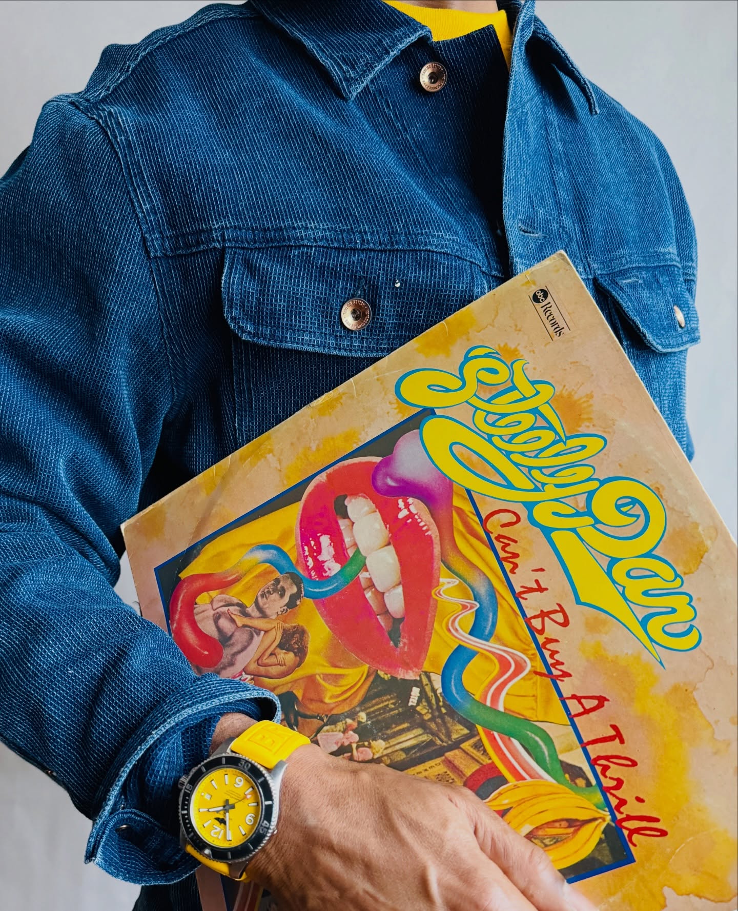 Crate digging energy.
Sunburst yellow in the wild.
Flipping through vinyl, chasing that one pressing that still hits different — the same instinct that draws you to a dial that refuses to blend in.
Can’t Buy A Thrill in hand.
The Breitling Superocean 44 on wrist.
Some finds are earned.
Some colors choose you.
Watch: Breitling Superocean 44 “Sunburst Yellow”
Ref: A17367021|1S1 | 44 mm | Full Set
—
#TimeSublime
#jaymznylonofficial
#Breitling
#Superocean44
#YellowDial