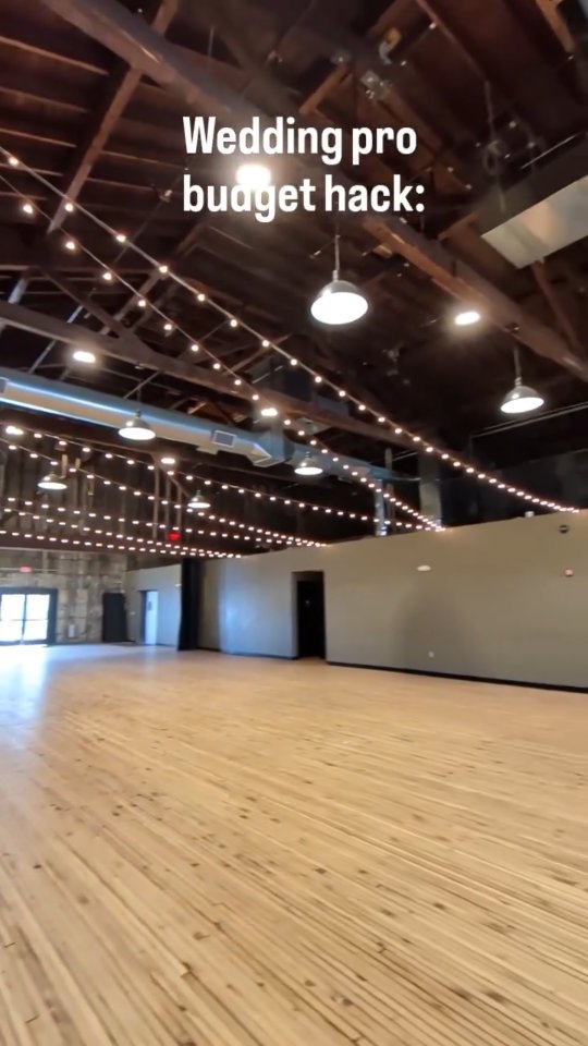 Wedding pro tip of the day from a historic venue, hi 👋
Venue, lighting: @oliopeabody
Planning: @the.mp.agency @mastering.progress
Photo: @mataoaricbonner.co
DJ: @madlovellc
Catering: @premierbarservice
Cuisine: @spinellislynnfield @golden_tea_cafe_
Photo booth: @360djs
Hotel: @bellinnpeabody
Client: @brittybritty_9 @localmeethero
#bostonwedding #newenglandwedding #massachusettswedding #historicbuilding #northofboston