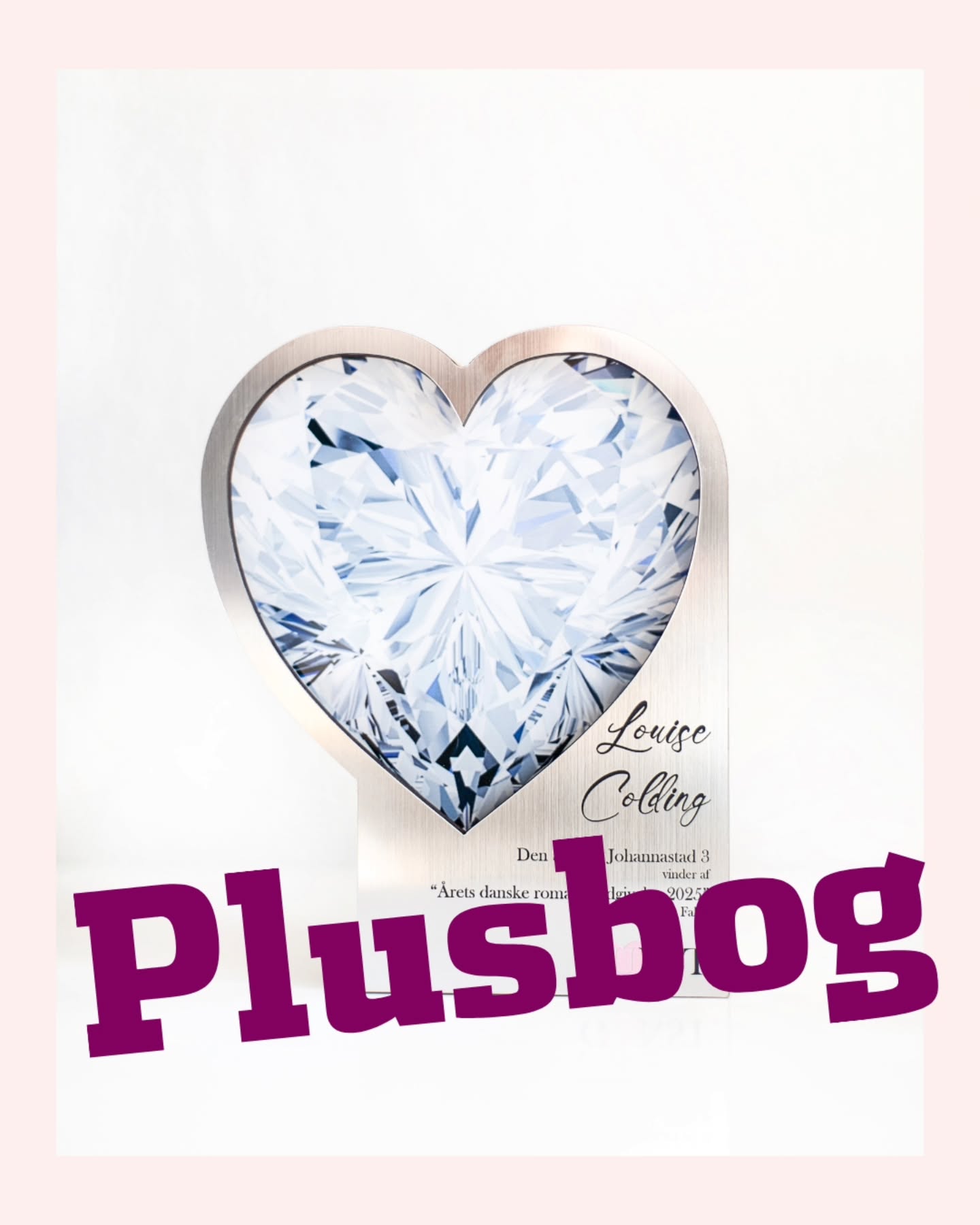 Hvad er GUNST-prisen?
GUNST-prisen er en pris der hylder en dansk romance forfatter. Hylder genren og dens egenskaber til at røre læserne.
Visionen har siden tilblivelsen af GUNST Fesrivalen tilbage i 2024 været at sætte fokus på hvad Danmark har at byde på indenfor romance. Hylde forfatterne i lille Danmark.
Prisen og alt omkring den, blev allerede i foråret 2025, efter en fantastisk første festival, overdraget til @plusbog.dk der bl.a. også varetager DBBA. 💪
Der var og er rigtig meget arbejde omkring en festival, og der skulle derfor uddelegeres nogle poster til andre med erfaring fra lignende. Nogle der kunne løfte det til nye højder. Det var vi sikre på at Plusbog kunne.
Siden har Plusbog stået for alt hvad der har med GUNST-prisen at gøre, nomineringer, afstemning, jury og det er således også Plusbog, der sammen med sidste års vinder @loucolding overrækker prisen til en af de tre finalister lørdag d. 18. April på lilla scene.
Det er dejligt, at alle forlag og forfattere har taget godt imod rokaden, og at så mange forfattere blev indstillet til prisen!
Det er fantastisk, at Danmark har så mange dygtige forfattere at byde ind med! 🥰
Keep up the good work.
Endnu engang tak til Plusbog for at varetage GUNST-prisen. 🙏❤️
Kærlighed fra
GUNST-teamet