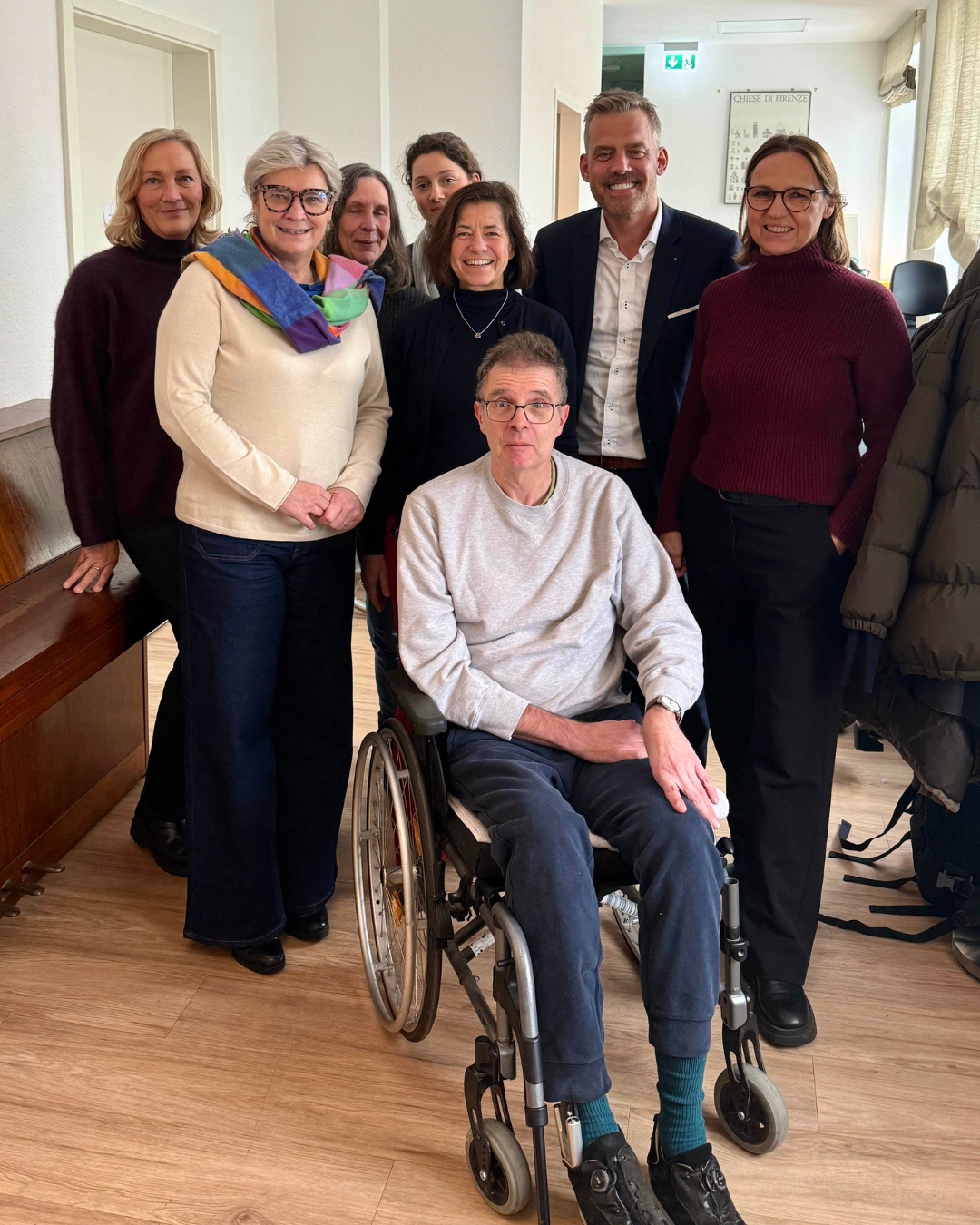 Versorgung neu denken 🧠✨
@simone.borchardt und @falko.drossmann zu Besuch bei uns im Haus für morgen.
Im Mittelpunkt: unsere Bewohnerinnen und Bewohner 💛
Denn nach einem Schlaganfall beginnt die eigentliche Herausforderung nach Reha und Krankenhaus.
Unser Ansatz: kein Pflegeheim, sondern ein Aufbau-Ort.
Mit Therapie, Gemeinschaft und gezielter Förderung schaffen wir echte Perspektiven zurück in Selbstständigkeit.
"Gute Gesundheitsversorgung ist keine Frage von Regierung oder Opposition, sondern eine Frage der Verantwortung."
👉 Wie können wir Versorgung noch stärker auf Teilhabe und Aufbau ausrichten?
#Schlaganfall #Pflege #Teilhabe #VersorgungNeuDenken