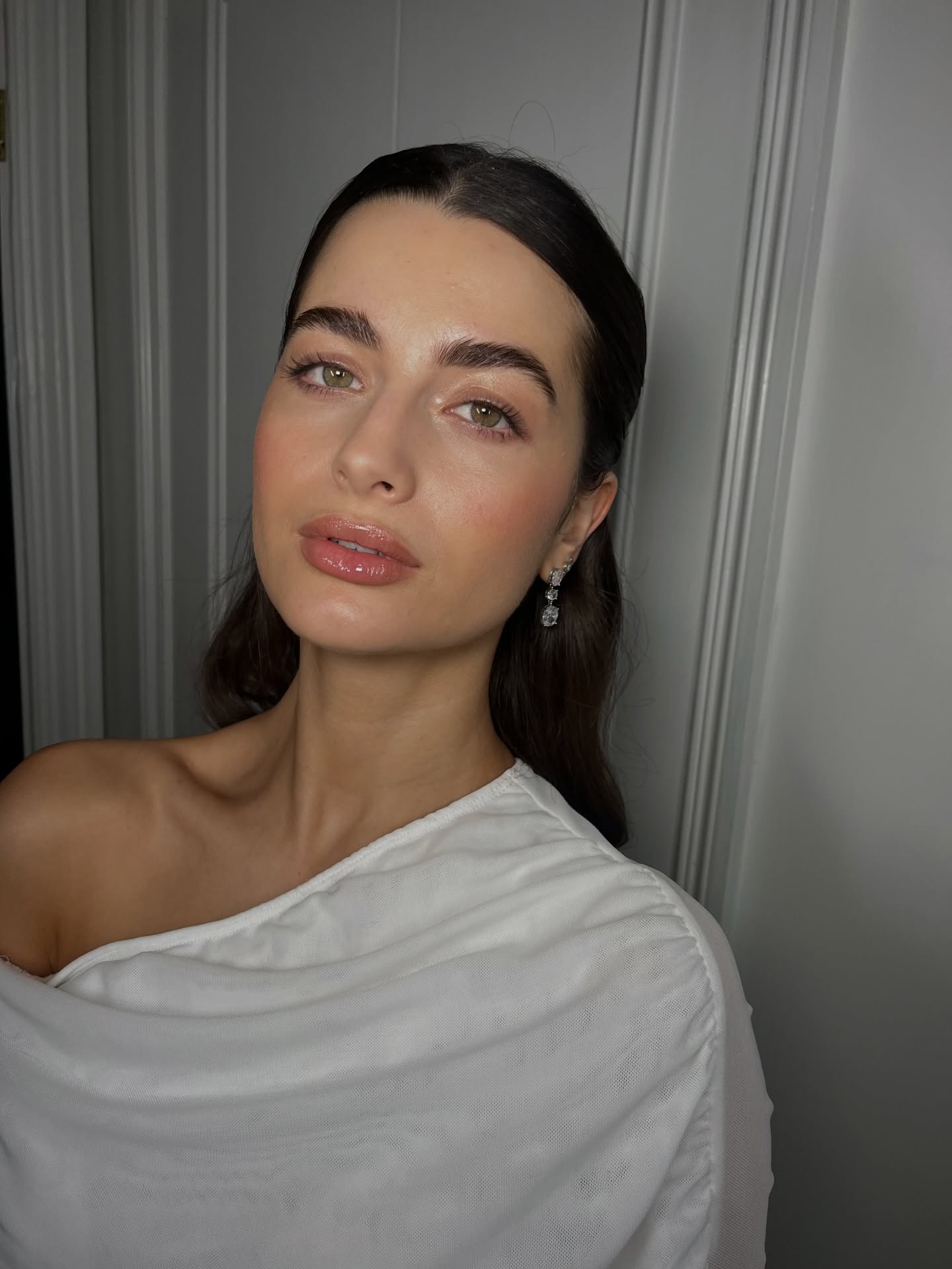 Minimal glam 🤍
Super paired back, no lashes, sheer skin, balmy cheeks and glossy lips
Your minimal glam hero’s;
@merit complexion stick
@merit flush balm ‘beverly hills’
@got2b brow & edges gel
@victoriabeckhambeauty highlighter stick ‘amber’ on eyelids & cheek bones
@victoriabeckhambeauty mascara
@charlottetilbury airbrush powder
@charlottetilbury lip contour duo ‘medium’
@kikomilano clear gloss
💋