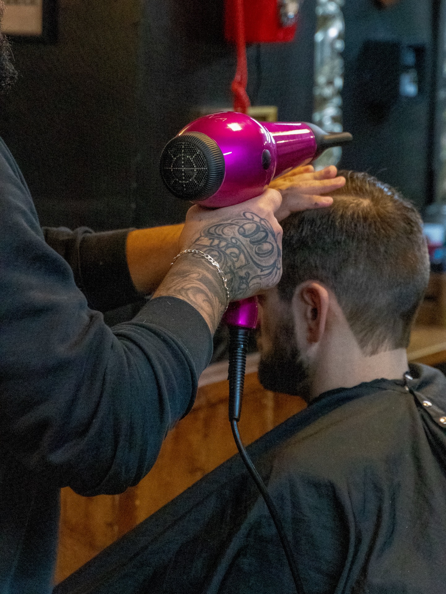 Ever wonder why we use a blow dryer at multiple points during a men’s haircut? It’s not just for style, it helps us:
✔️ Blows away the stray and excess hair
✔️ See the hair’s natural fall and growth patterns
✔️ Check for even lengths and precise lines
✔️ Shape and set the cut before finishing touches
The result? A cleaner, sharper and longer lasting haircut every time.
#royalsbarbershop #barbershoproyals #hairdryerperks