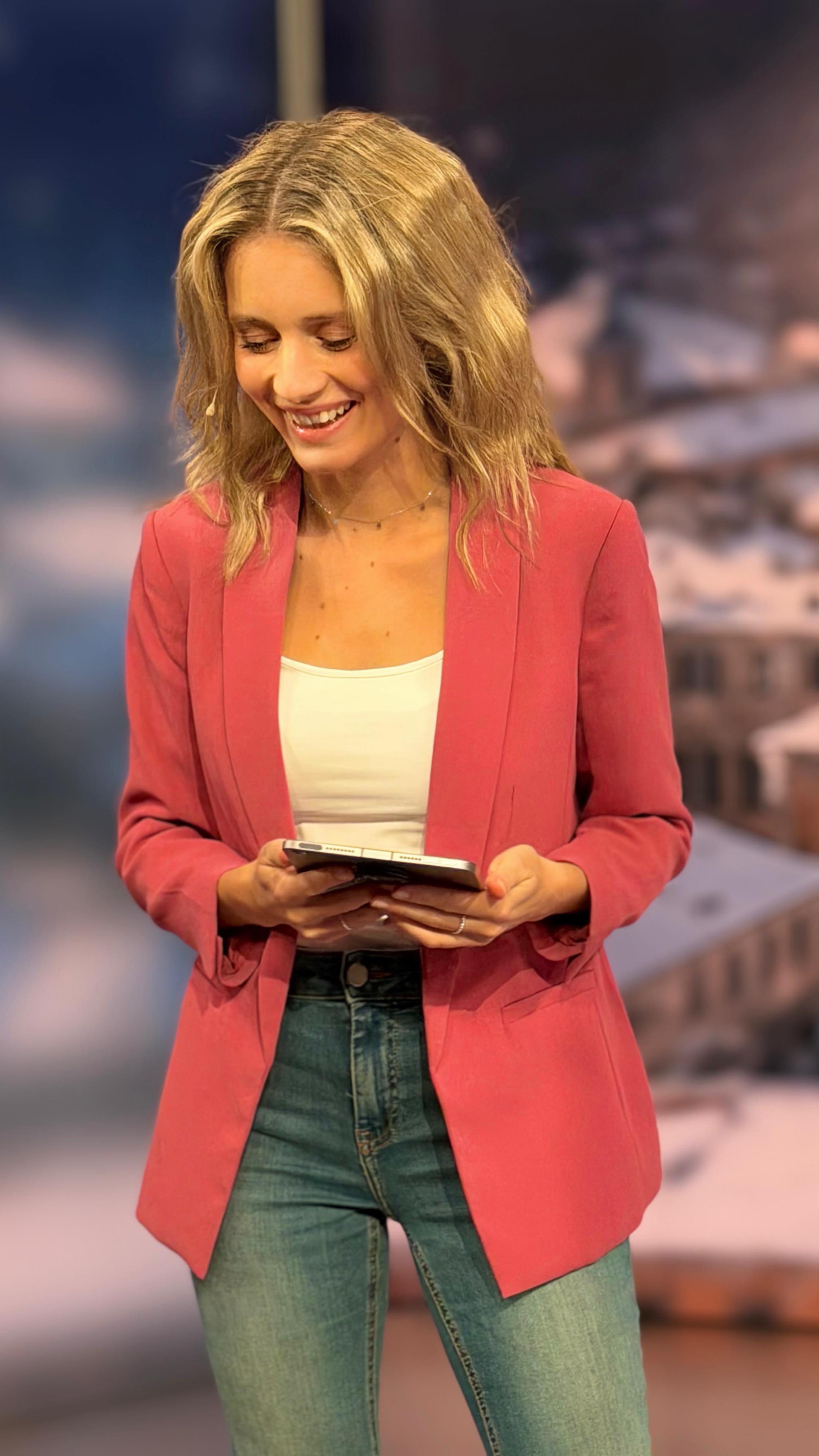 OnlyFans und Spitzensport - wie passt das zusammen? Und ist die Förderung von Randsportarten in Deutschland ausreichend? Darüber habe ich mit @stephaniemuellerspirra in unserem SNOWCIAL TALK zu den olympischen Winterspielen gesprochen. Was denkt ihr darüber? 🎿🏔️
#olympics #milanocortina2026 #lovemyjob